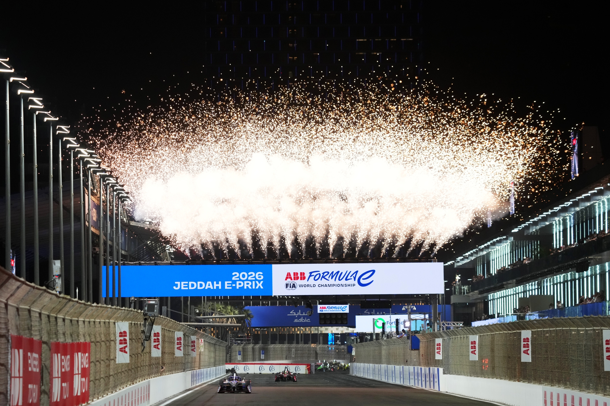 JEDDAH, SAUDI ARABIA - FEBRUARY 13: El ganador de la carrera, Pascal Wehrlein de Alemania conduciendo el Porsche Formula E Team Porsche 99X Electric (No. 94) cruza la meta durante the Jeddah E-Prix, Round 4 of the 2026 FIA Formula E World Championship en el Circuito de la Corniche de Jeddah el 13 de febrero de 2026 en Jeddah, Arabia Saudita. (Foto: Jed Leicester/LAT Images)