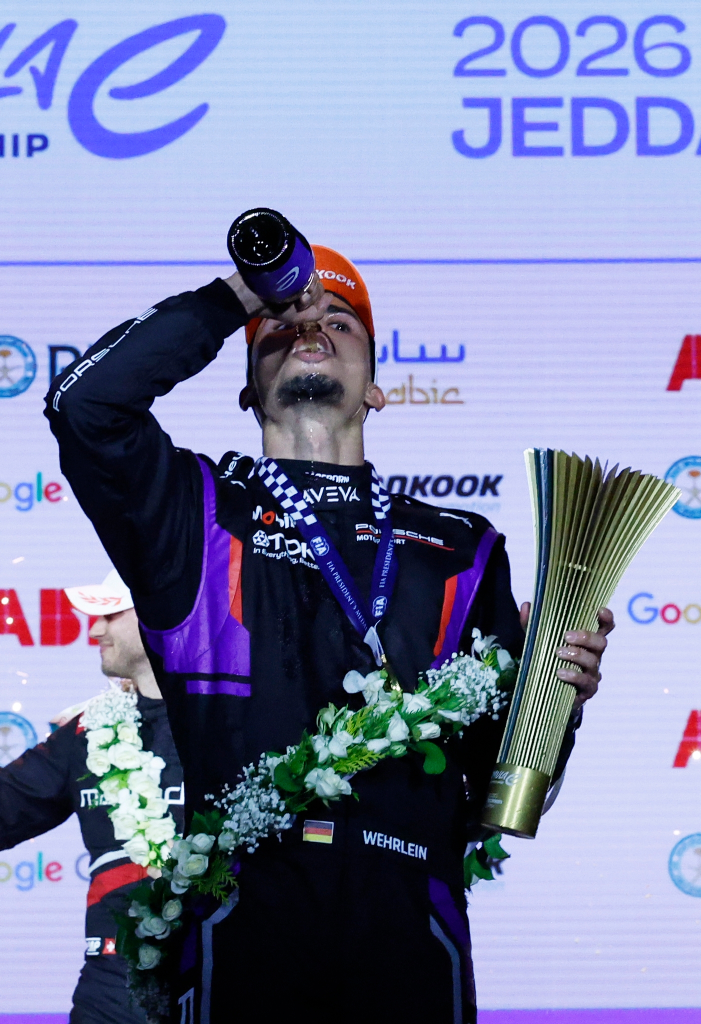 JEDDAH, SAUDI ARABIA - FEBRUARY 13: El ganador de la carrera, Pascal Wehrlein de Alemania y el equipo Porsche Formula E celebra en el podio durante the Jeddah E-Prix, Round 4 of the 2026 FIA Formula E World Championship en el Circuito de la Corniche de Jeddah el 13 de febrero de 2026 en Jeddah, Arabia Saudita. (Foto: Jordan McKean/LAT Images)