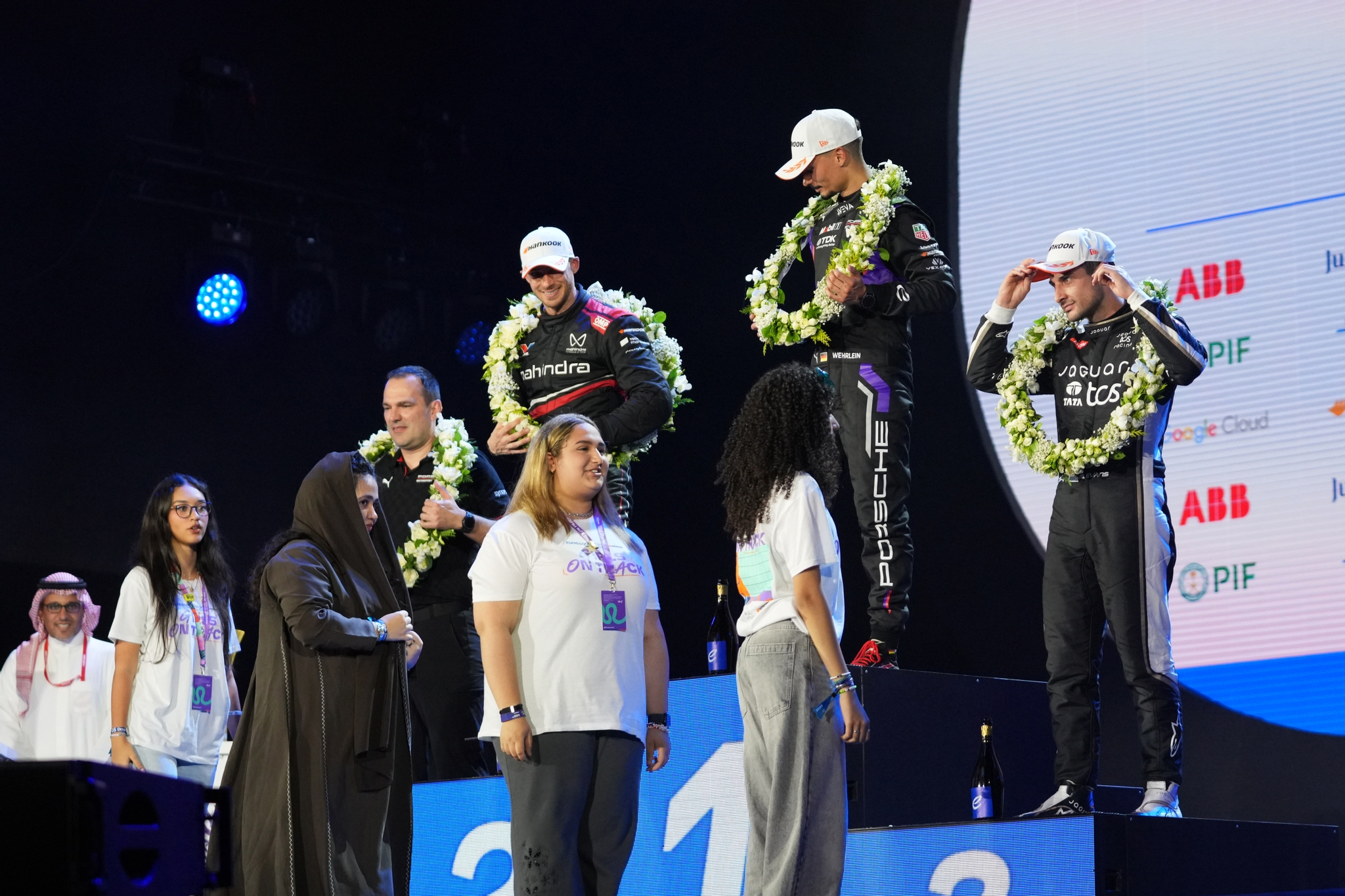 JEDDAH, SAUDI ARABIA - FEBRUARY 13: El tercer lugar, Mitch Evans de Nueva Zelanda and Jaguar TCS Racing celebra en el podio durante the Jeddah E-Prix, Round 4 of the 2026 FIA Formula E World Championship en el Circuito de la Corniche de Jeddah el 13 de febrero de 2026 en Jeddah, Arabia Saudita. (Foto: Oscar Lumley/LAT Images)