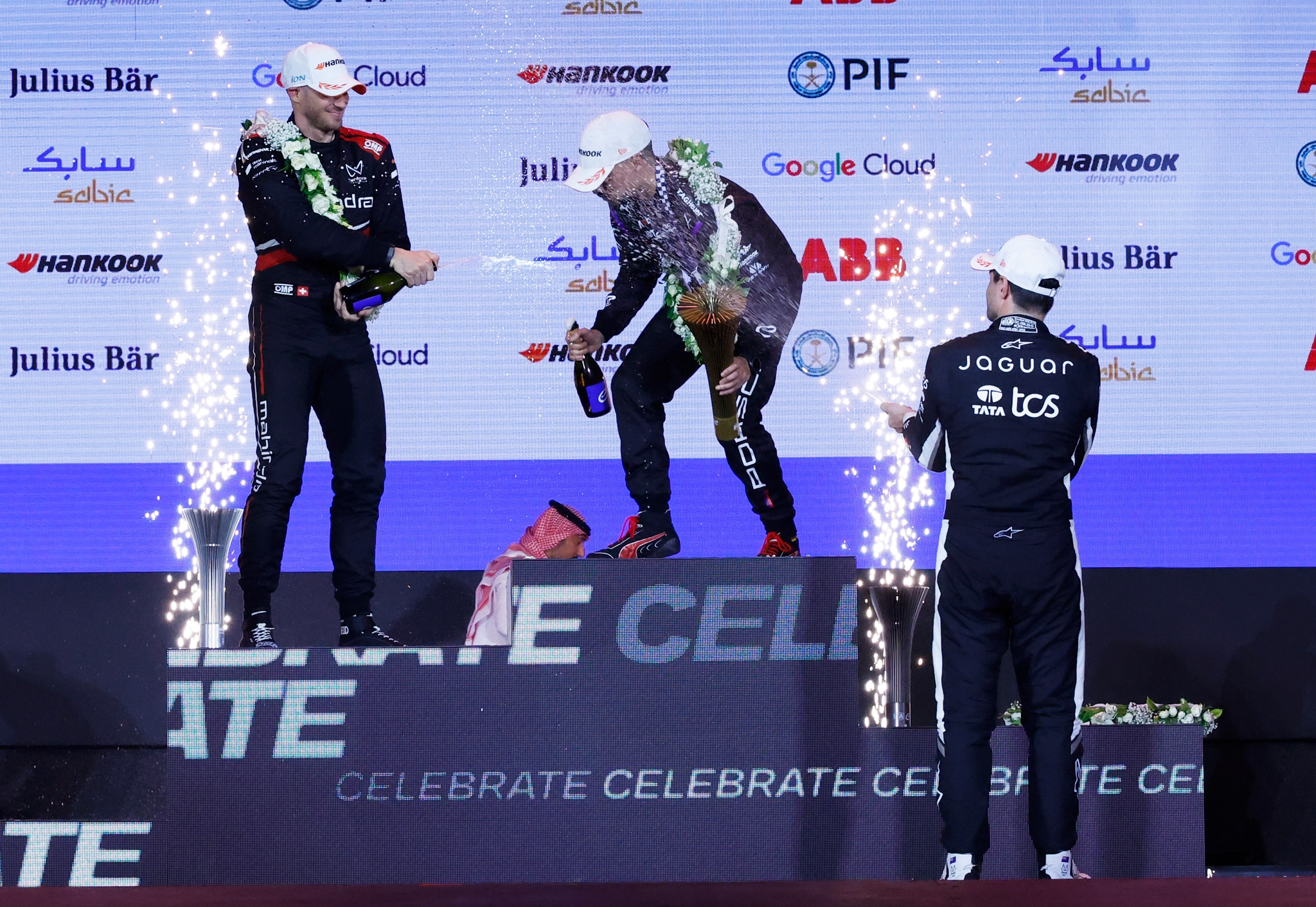 JEDDAH, SAUDI ARABIA - FEBRUARY 13: El ganador de la carrera, Pascal Wehrlein de Alemania y el equipo Porsche Formula E, El segundo lugar, Edoardo Mortara de Suiza and Mahindra Racing and El tercer lugar, Mitch Evans de Nueva Zelanda and Jaguar TCS Racing celebrate on the podium during the Jeddah E-Prix, Round 4 of the 2026 FIA Formula E World Championship en el Circuito de la Corniche de Jeddah el 13 de febrero de 2026 en Jeddah, Arabia Saudita. (Foto: Jordan McKean/LAT Images)