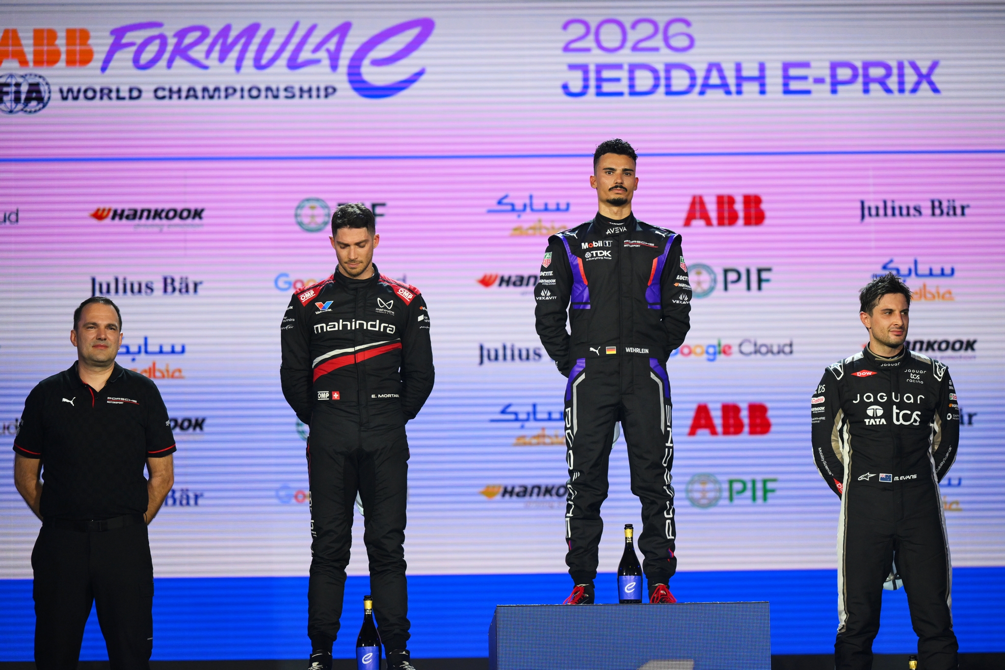 JEDDAH, SAUDI ARABIA - FEBRUARY 13: El ganador de la carrera, Pascal Wehrlein de Alemania y el equipo Porsche Formula E, Florian Modlinger, Team Principal of Porsche Formula E Team, El segundo lugar, Edoardo Mortara de Suiza and Mahindra Racing and El tercer lugar, Mitch Evans de Nueva Zelanda and Jaguar TCS Racing en el podio durante the Jeddah E-Prix, Round 4 of the 2026 FIA Formula E World Championship en el Circuito de la Corniche de Jeddah el 13 de febrero de 2026 en Jeddah, Arabia Saudita. (Foto: Simon Galloway/LAT Images)
