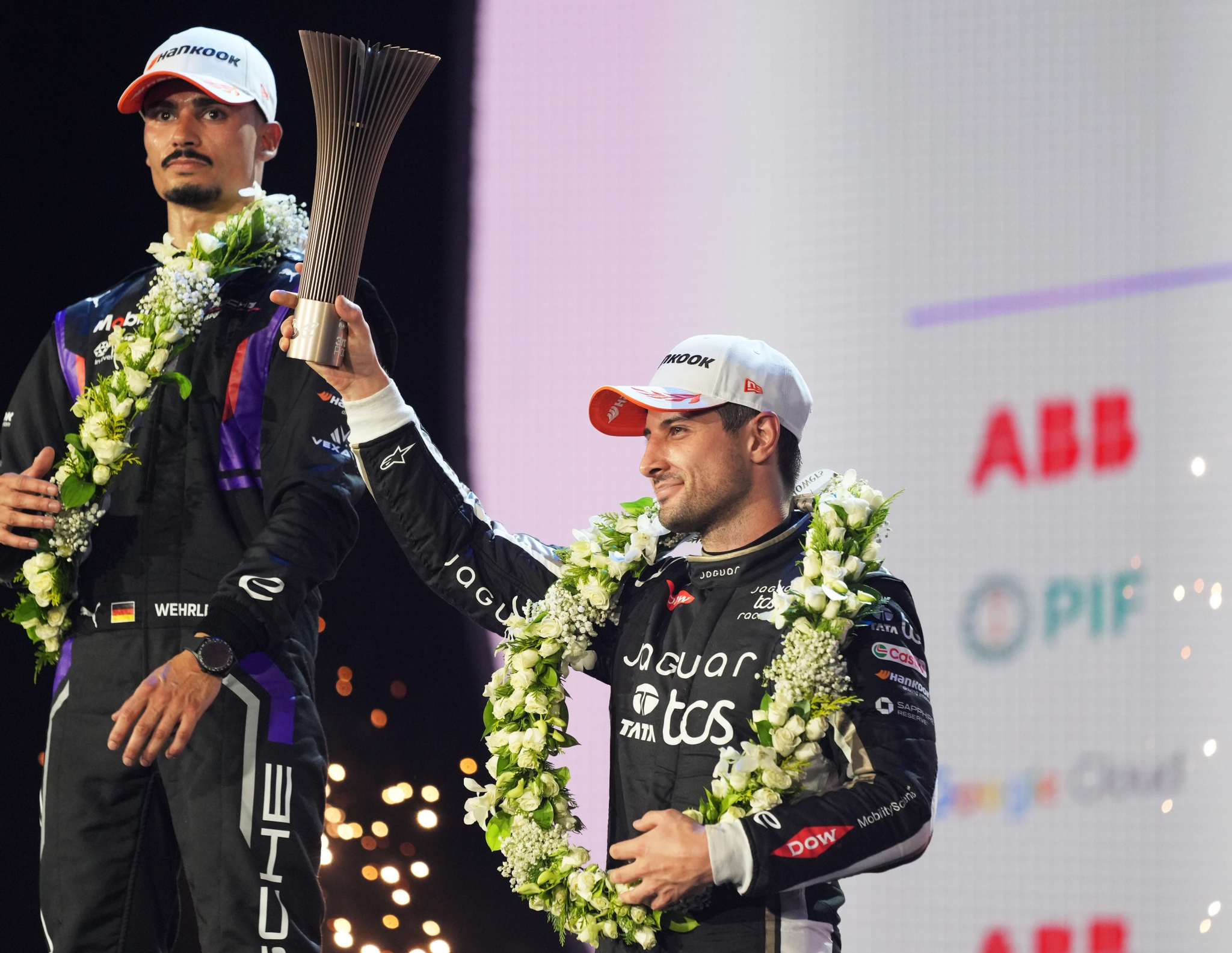 JEDDAH, SAUDI ARABIA - FEBRUARY 13: El tercer lugar, Mitch Evans de Nueva Zelanda and Jaguar TCS Racing celebra en el podio durante the Jeddah E-Prix, Round 4 of the 2026 FIA Formula E World Championship en el Circuito de la Corniche de Jeddah el 13 de febrero de 2026 en Jeddah, Arabia Saudita. (Foto: Oscar Lumley/LAT Images)