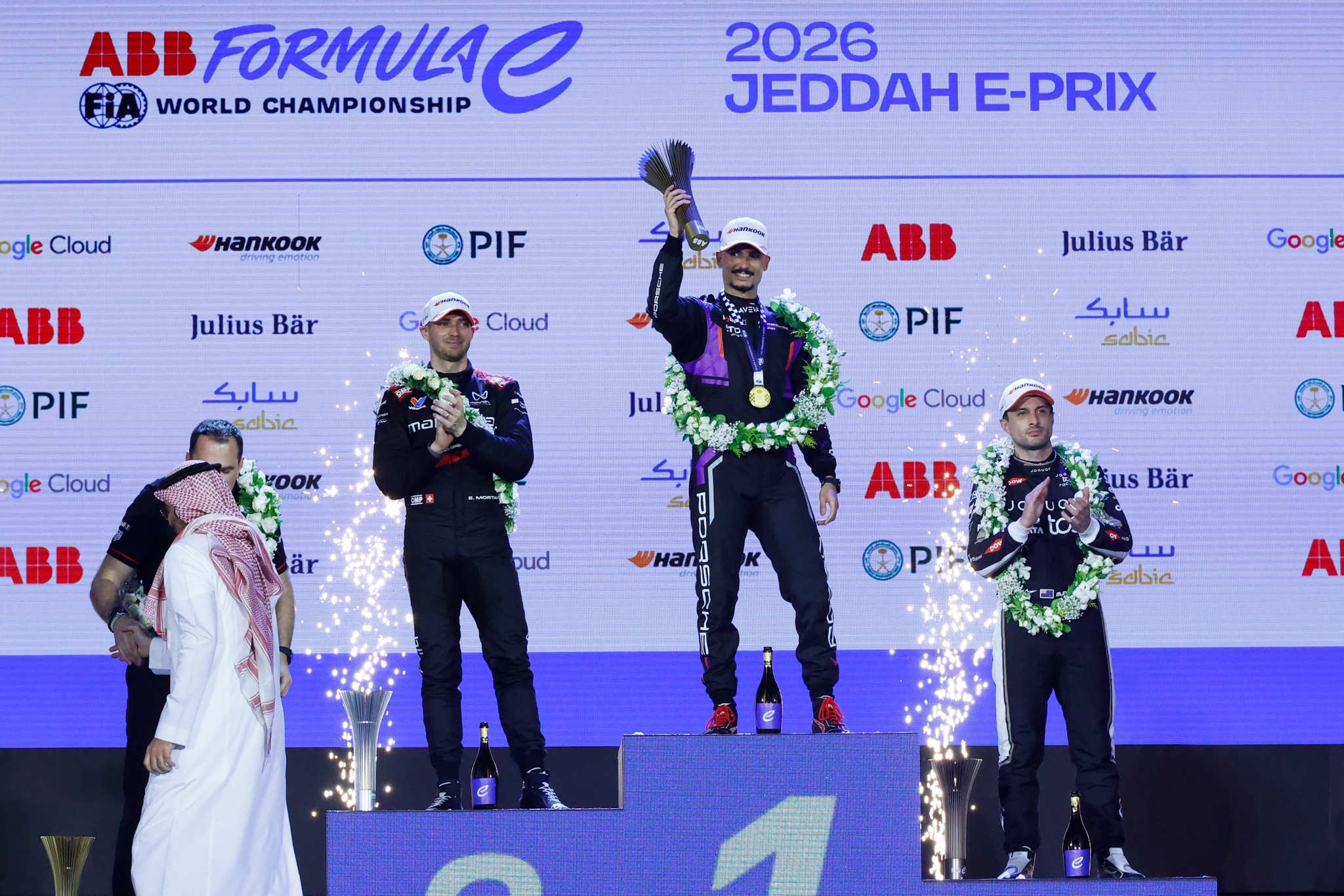 JEDDAH, SAUDI ARABIA - FEBRUARY 13: El ganador de la carrera, Pascal Wehrlein de Alemania y el equipo Porsche Formula E celebra en el podio con El segundo lugar, Edoardo Mortara de Suiza and Mahindra Racing and El tercer lugar, Mitch Evans de Nueva Zelanda and Jaguar TCS Racing during the Jeddah E-Prix, Round 4 of the 2026 FIA Formula E World Championship en el Circuito de la Corniche de Jeddah el 13 de febrero de 2026 en Jeddah, Arabia Saudita. (Foto: Jordan McKean/LAT Images)