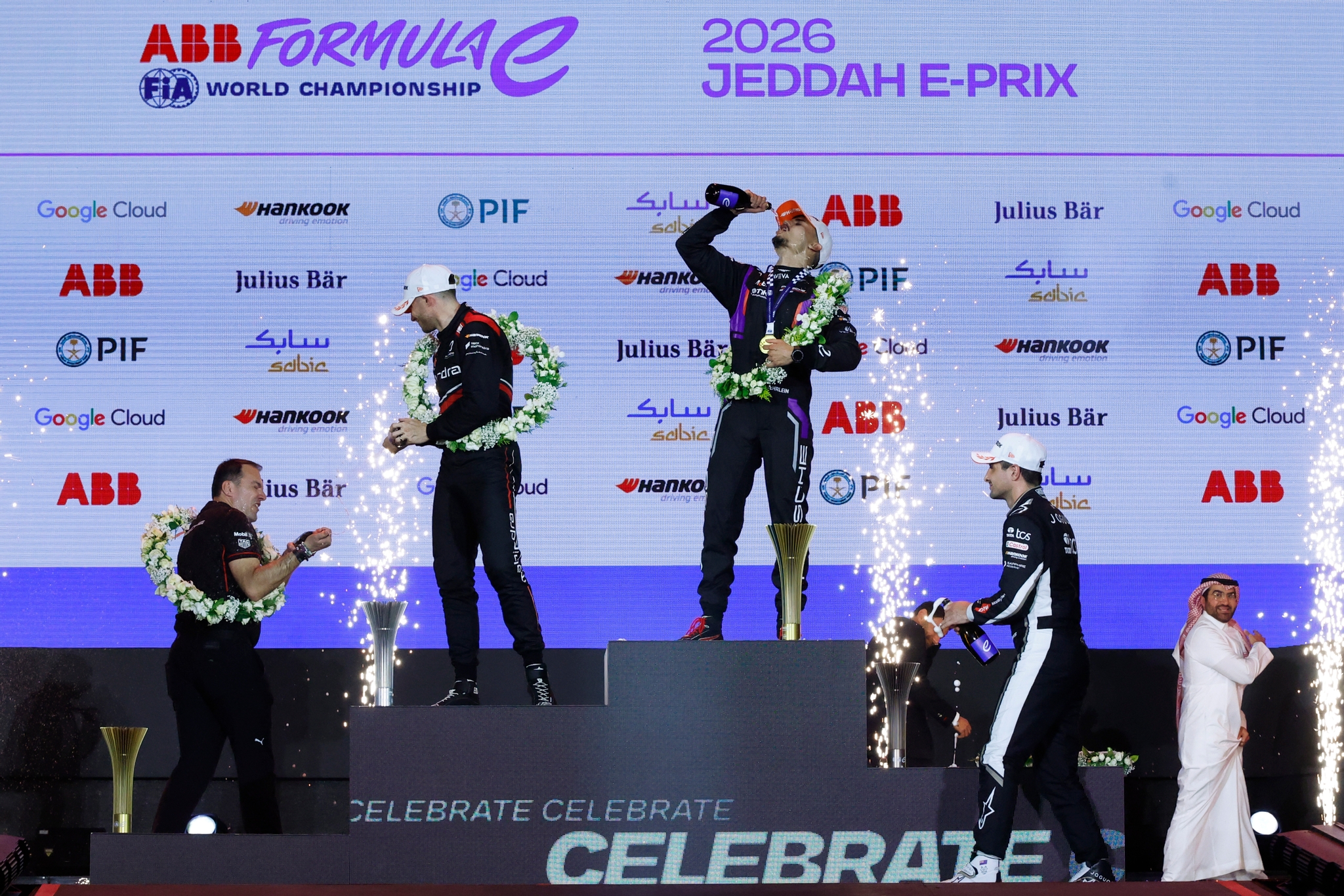 JEDDAH, SAUDI ARABIA - FEBRUARY 13: El ganador de la carrera, Pascal Wehrlein de Alemania y el equipo Porsche Formula E, El segundo lugar, Edoardo Mortara de Suiza and Mahindra Racing and El tercer lugar, Mitch Evans de Nueva Zelanda and Jaguar TCS Racing celebrate on the podium during the Jeddah E-Prix, Round 4 of the 2026 FIA Formula E World Championship en el Circuito de la Corniche de Jeddah el 13 de febrero de 2026 en Jeddah, Arabia Saudita. (Foto: Jordan McKean/LAT Images)