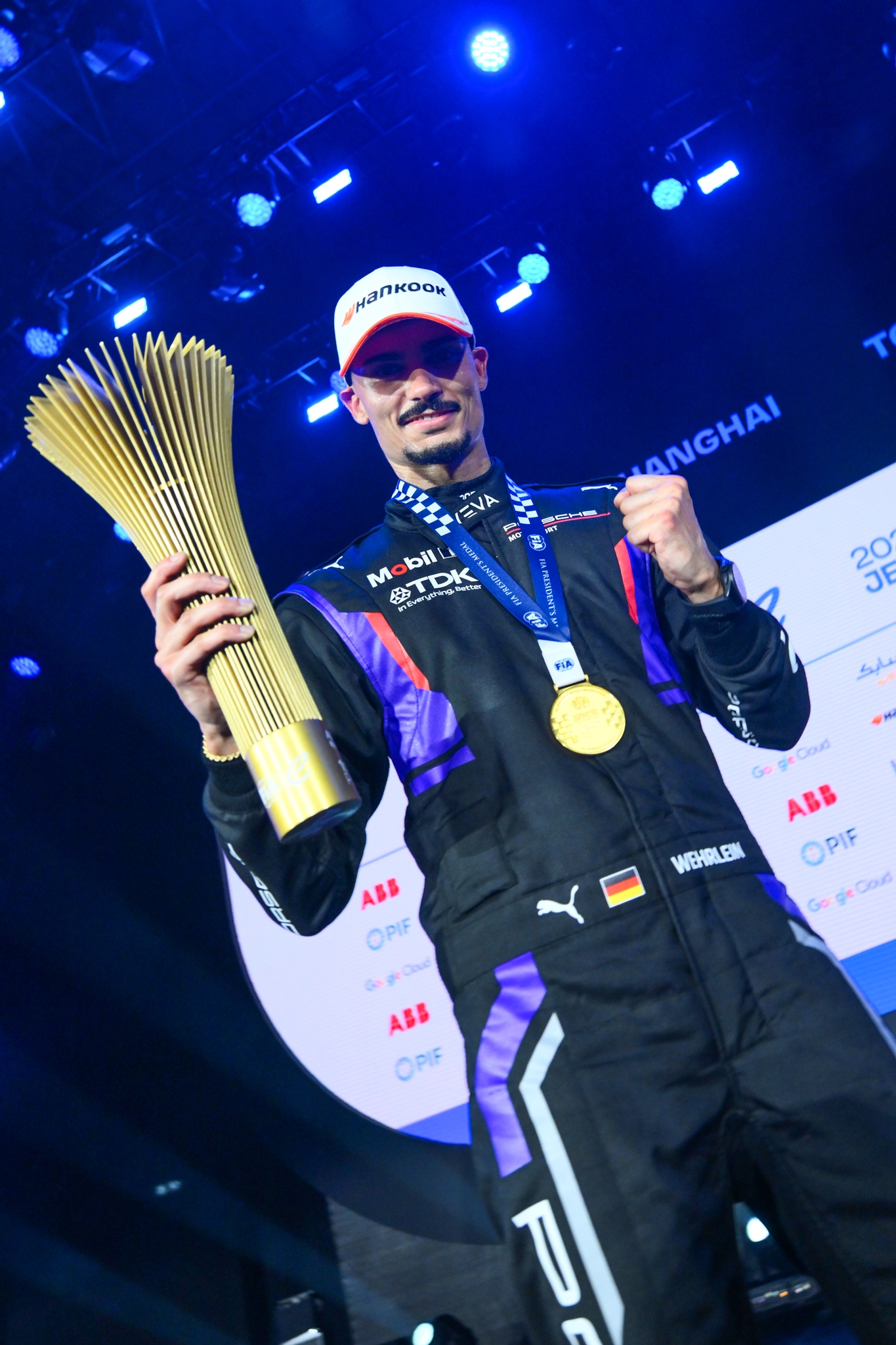 JEDDAH, SAUDI ARABIA - FEBRUARY 13: El ganador de la carrera, Pascal Wehrlein de Alemania y el equipo Porsche Formula E celebra en el podio durante the Jeddah E-Prix, Round 4 of the 2026 FIA Formula E World Championship en el Circuito de la Corniche de Jeddah el 13 de febrero de 2026 en Jeddah, Arabia Saudita. (Foto: Simon Galloway/LAT Images)