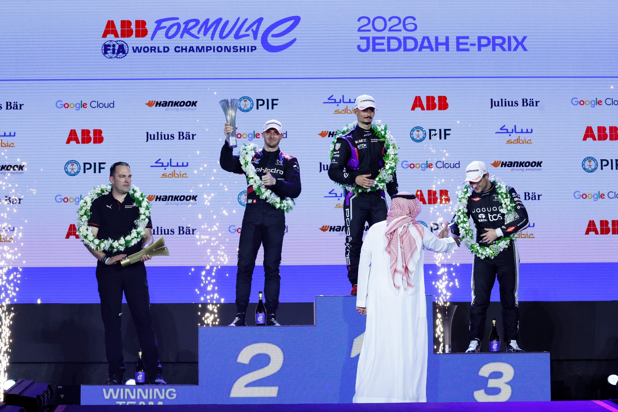 JEDDAH, SAUDI ARABIA - FEBRUARY 13: El segundo lugar, Edoardo Mortara de Suiza and Mahindra Racing celebra en el podio durante the Jeddah E-Prix, Round 4 of the 2026 FIA Formula E World Championship en el Circuito de la Corniche de Jeddah el 13 de febrero de 2026 en Jeddah, Arabia Saudita. (Foto: Jordan McKean/LAT Images)