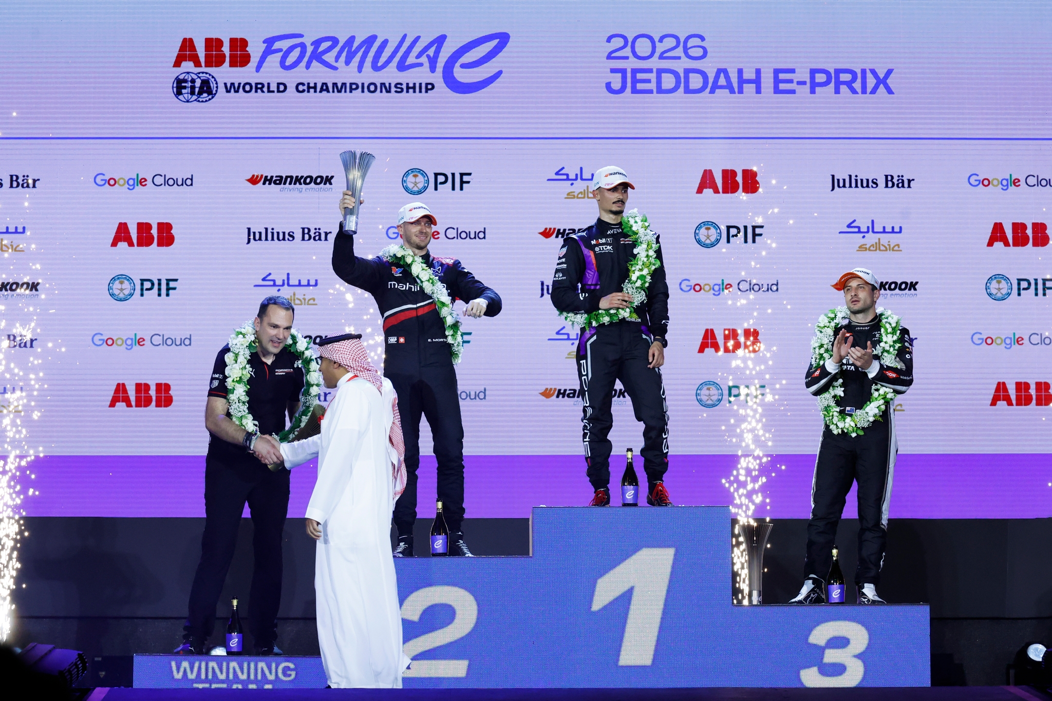 JEDDAH, SAUDI ARABIA - FEBRUARY 13: El segundo lugar, Edoardo Mortara de Suiza and Mahindra Racing celebra en el podio durante the Jeddah E-Prix, Round 4 of the 2026 FIA Formula E World Championship en el Circuito de la Corniche de Jeddah el 13 de febrero de 2026 en Jeddah, Arabia Saudita. (Foto: Jordan McKean/LAT Images)