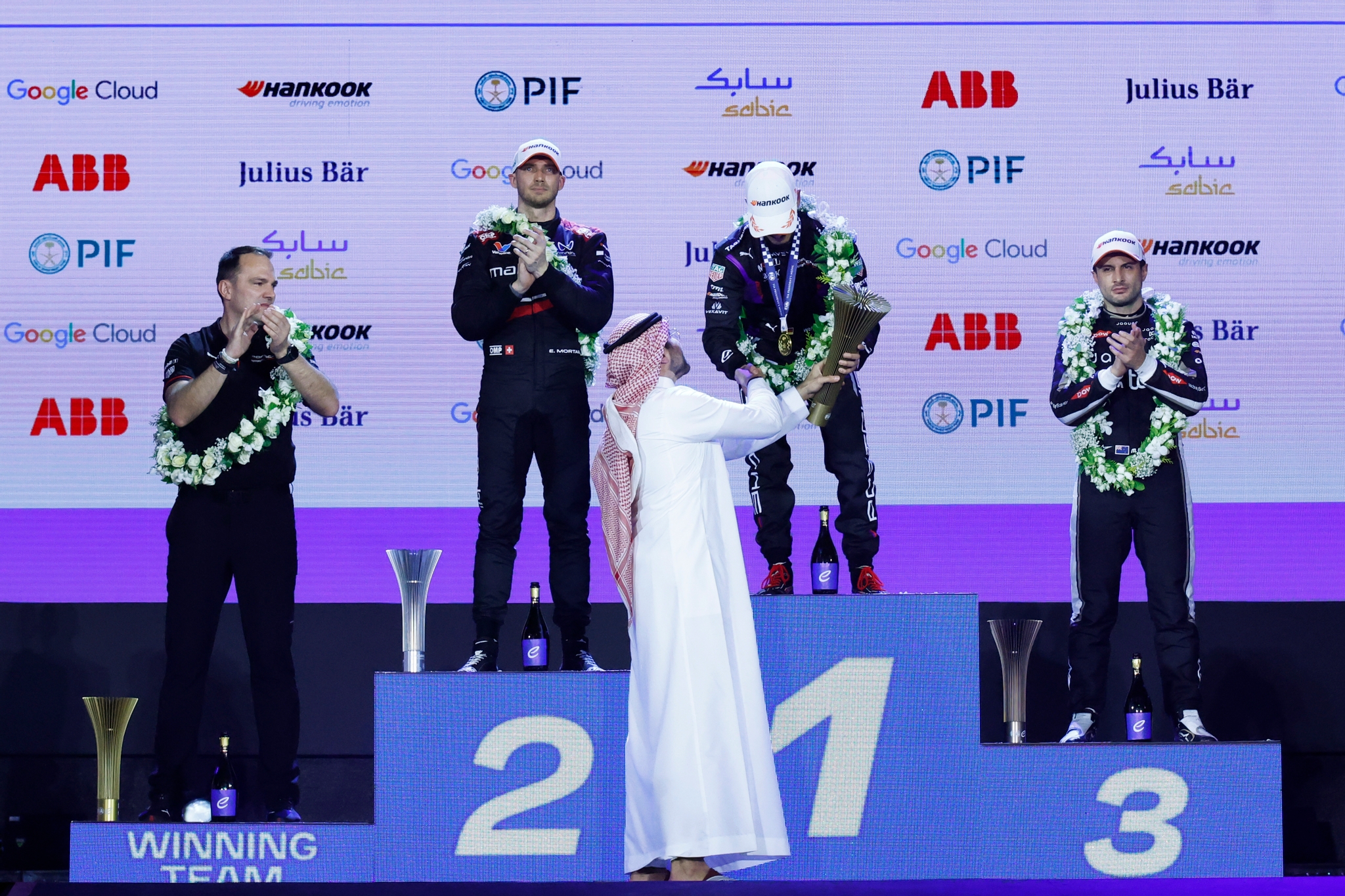JEDDAH, SAUDI ARABIA - FEBRUARY 13: El ganador de la carrera, Pascal Wehrlein de Alemania y el equipo Porsche Formula E recibe su trofeo en el podio durante the Jeddah E-Prix, Round 4 of the 2026 FIA Formula E World Championship en el Circuito de la Corniche de Jeddah el 13 de febrero de 2026 en Jeddah, Arabia Saudita. (Foto: Jordan McKean/LAT Images)