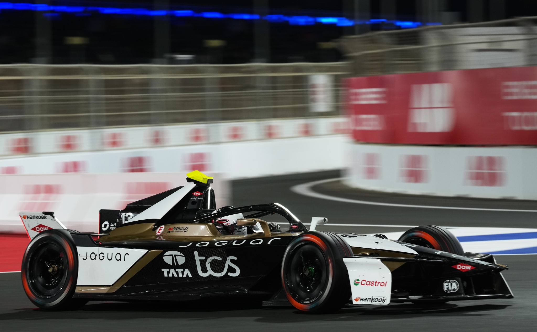 JEDDAH, SAUDI ARABIA - FEBRUARY 13: Antonio Felix da Costa de Portugal conduciendo el Jaguar TCS Racing Jaguar I-TYPE 7 (No. 13) en pista durante el Jeddah E-Prix, Round 4 of the 2026 FIA Formula E World Championship en el Circuito de la Corniche de Jeddah el 13 de febrero de 2026 en Jeddah, Arabia Saudita. (Foto: Jed Leicester/LAT Images)