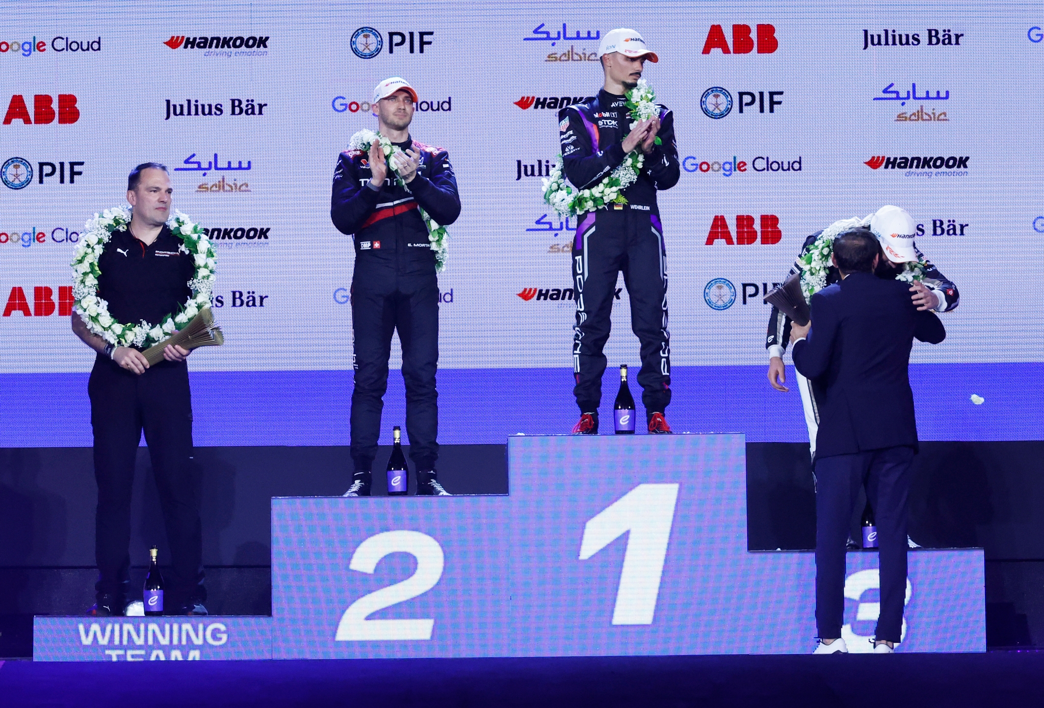 JEDDAH, SAUDI ARABIA - FEBRUARY 13: El tercer lugar, Mitch Evans de Nueva Zelanda and Jaguar TCS Racing receives his trophy on the podium from Carlo Boutagy during the Jeddah E-Prix, Round 4 of the 2026 FIA Formula E World Championship en el Circuito de la Corniche de Jeddah el 13 de febrero de 2026 en Jeddah, Arabia Saudita. (Foto: Jordan McKean/LAT Images)
