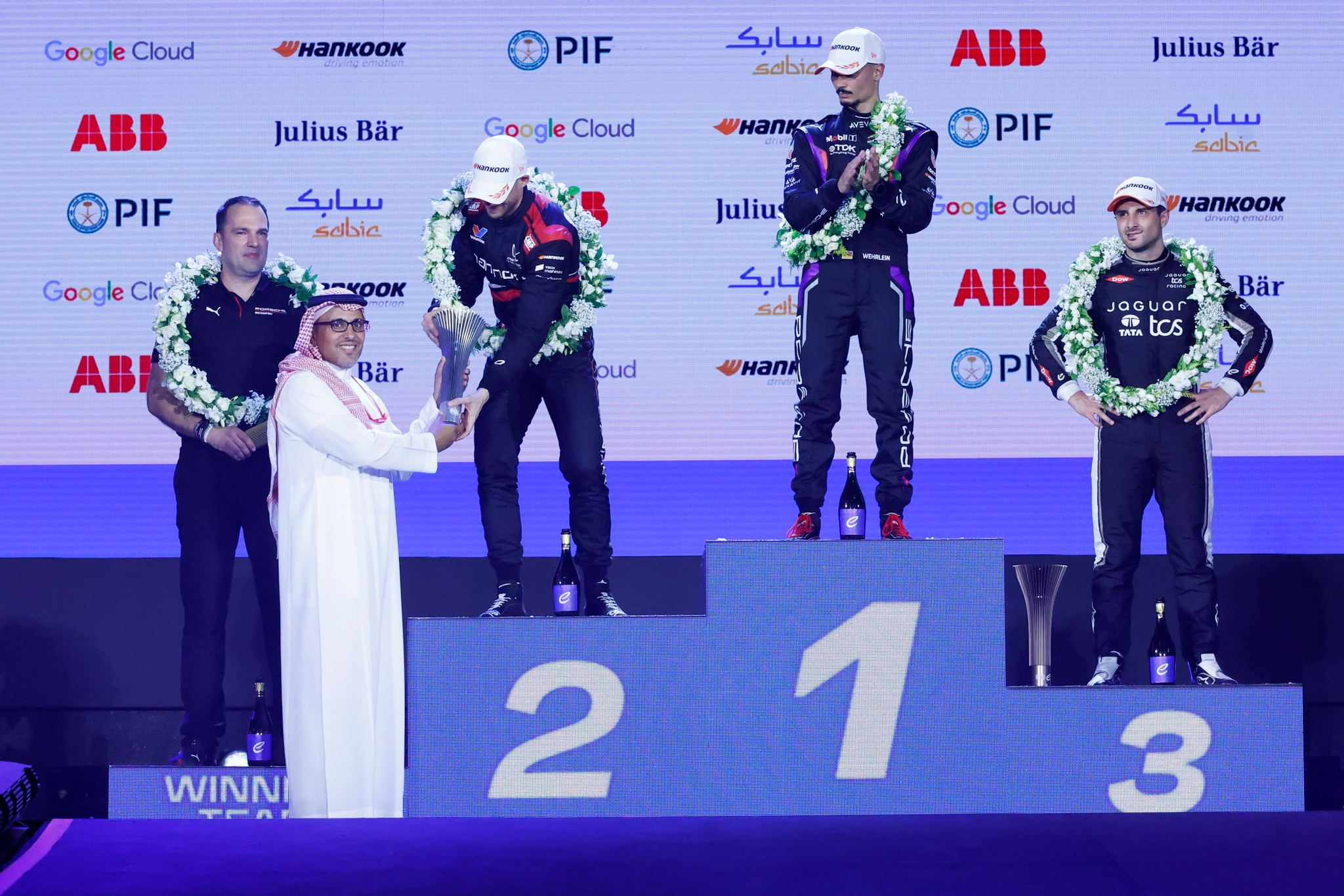 JEDDAH, SAUDI ARABIA - FEBRUARY 13: HRH Prince Khalid Bin Sultan Al-Faisal Al-Saud hands the trophy to El segundo lugar, Edoardo Mortara de Suiza and Mahindra Racing on the podium during the Jeddah E-Prix, Round 4 of the 2026 FIA Formula E World Championship en el Circuito de la Corniche de Jeddah el 13 de febrero de 2026 en Jeddah, Arabia Saudita. (Foto: Jordan McKean/LAT Images)