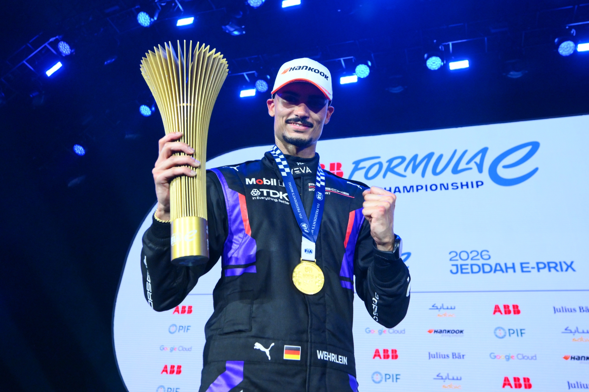 JEDDAH, SAUDI ARABIA - FEBRUARY 13: El ganador de la carrera, Pascal Wehrlein de Alemania y el equipo Porsche Formula E celebra en el podio durante the Jeddah E-Prix, Round 4 of the 2026 FIA Formula E World Championship en el Circuito de la Corniche de Jeddah el 13 de febrero de 2026 en Jeddah, Arabia Saudita. (Foto: Simon Galloway/LAT Images)