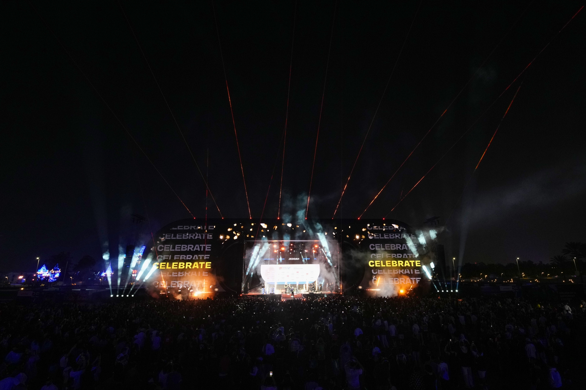 JEDDAH, SAUDI ARABIA - FEBRUARY 13: Luces y humo durante la celebración del podio durante the Jeddah E-Prix, Round 4 of the 2026 FIA Formula E World Championship en el Circuito de la Corniche de Jeddah el 13 de febrero de 2026 en Jeddah, Arabia Saudita. (Foto: Jed Leicester/LAT Images)