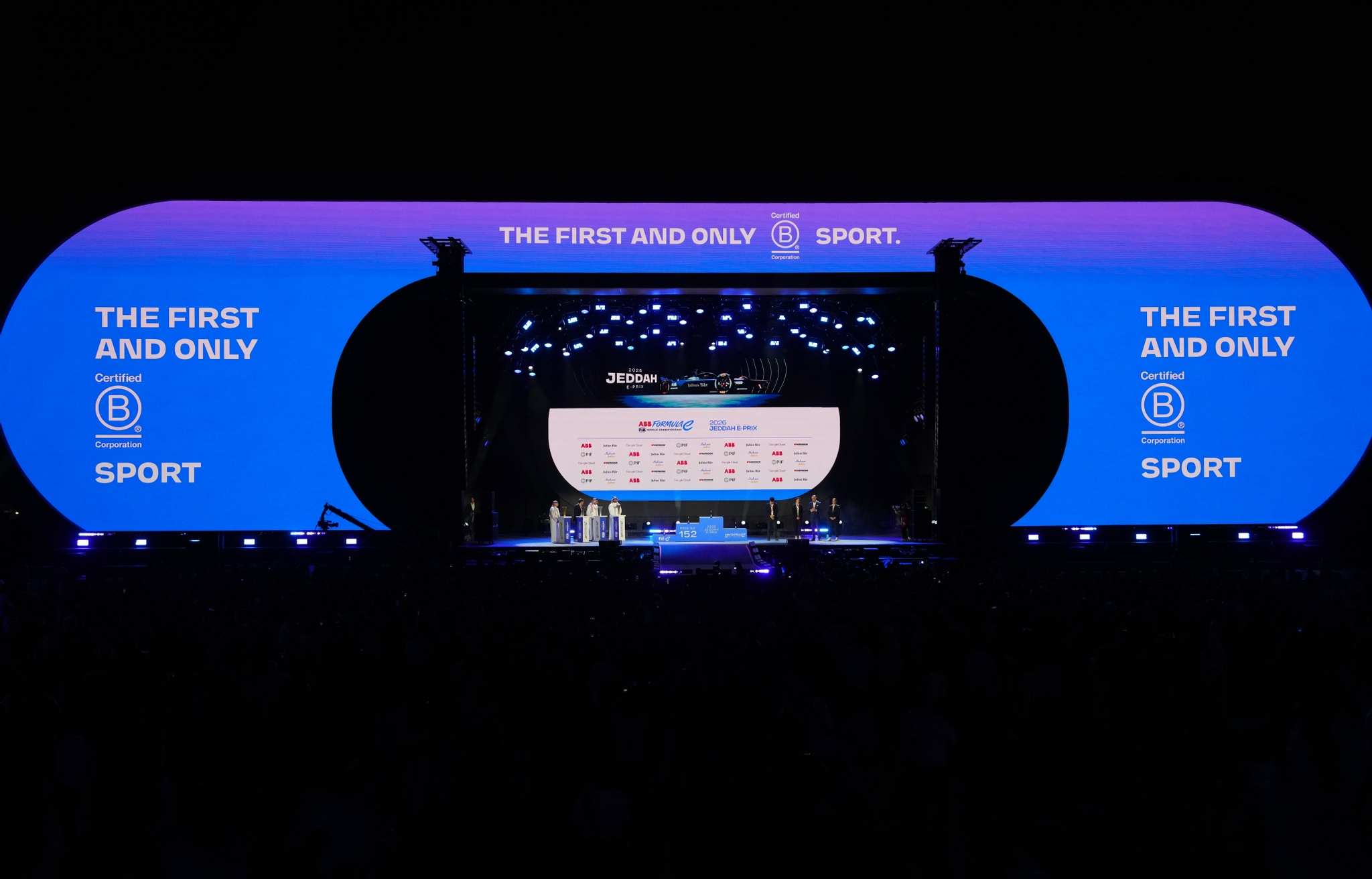 JEDDAH, SAUDI ARABIA - FEBRUARY 13: Una vista general del podio durante the Jeddah E-Prix, Round 4 of the 2026 FIA Formula E World Championship en el Circuito de la Corniche de Jeddah el 13 de febrero de 2026 en Jeddah, Arabia Saudita. (Foto: Jed Leicester/LAT Images)