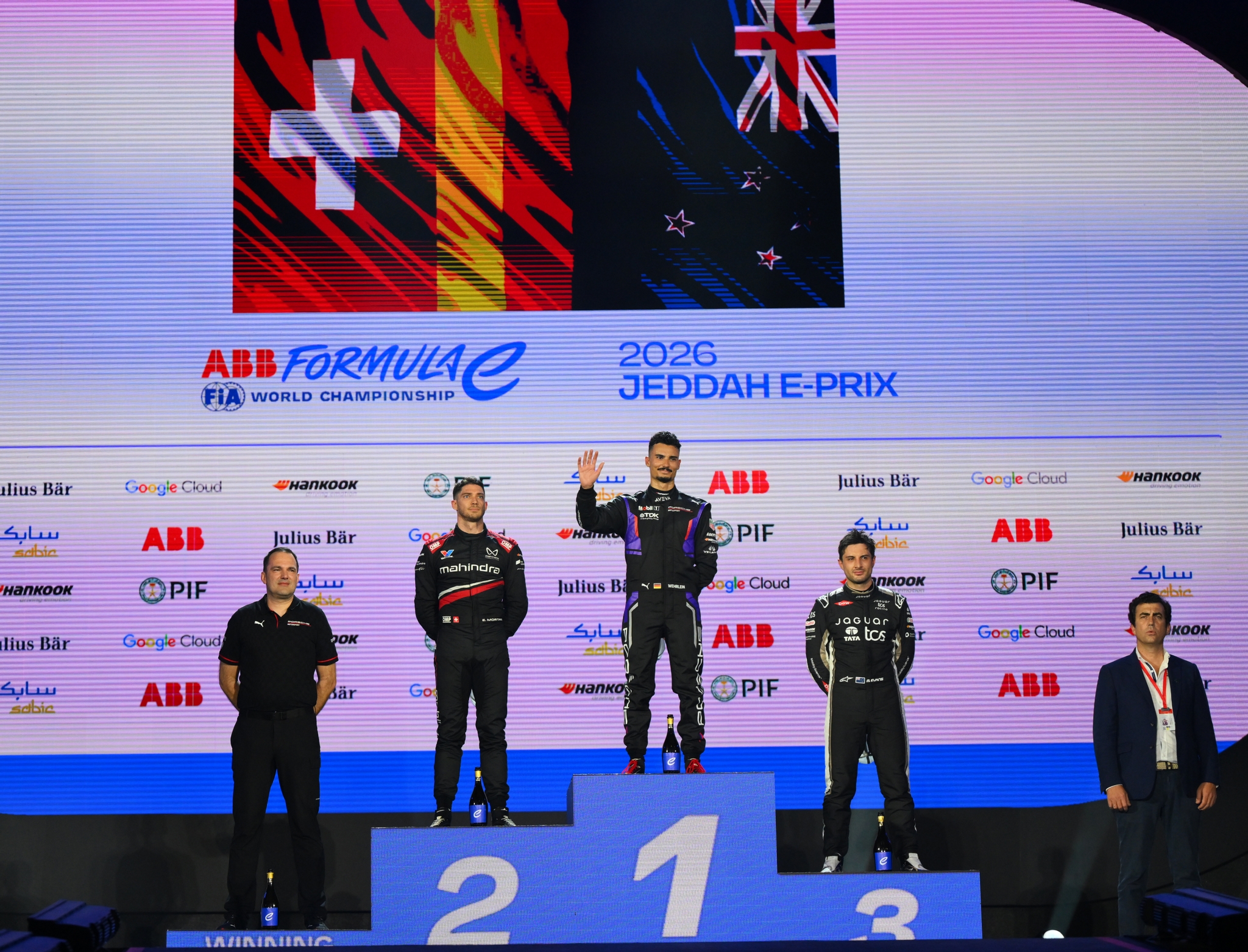 JEDDAH, SAUDI ARABIA - FEBRUARY 13: El ganador de la carrera, Pascal Wehrlein de Alemania y el equipo Porsche Formula E, Florian Modlinger, Team Principal of Porsche Formula E Team, El segundo lugar, Edoardo Mortara de Suiza and Mahindra Racing and El tercer lugar, Mitch Evans de Nueva Zelanda and Jaguar TCS Racing en el podio durante the Jeddah E-Prix, Round 4 of the 2026 FIA Formula E World Championship en el Circuito de la Corniche de Jeddah el 13 de febrero de 2026 en Jeddah, Arabia Saudita. (Foto: Simon Galloway/LAT Images)
