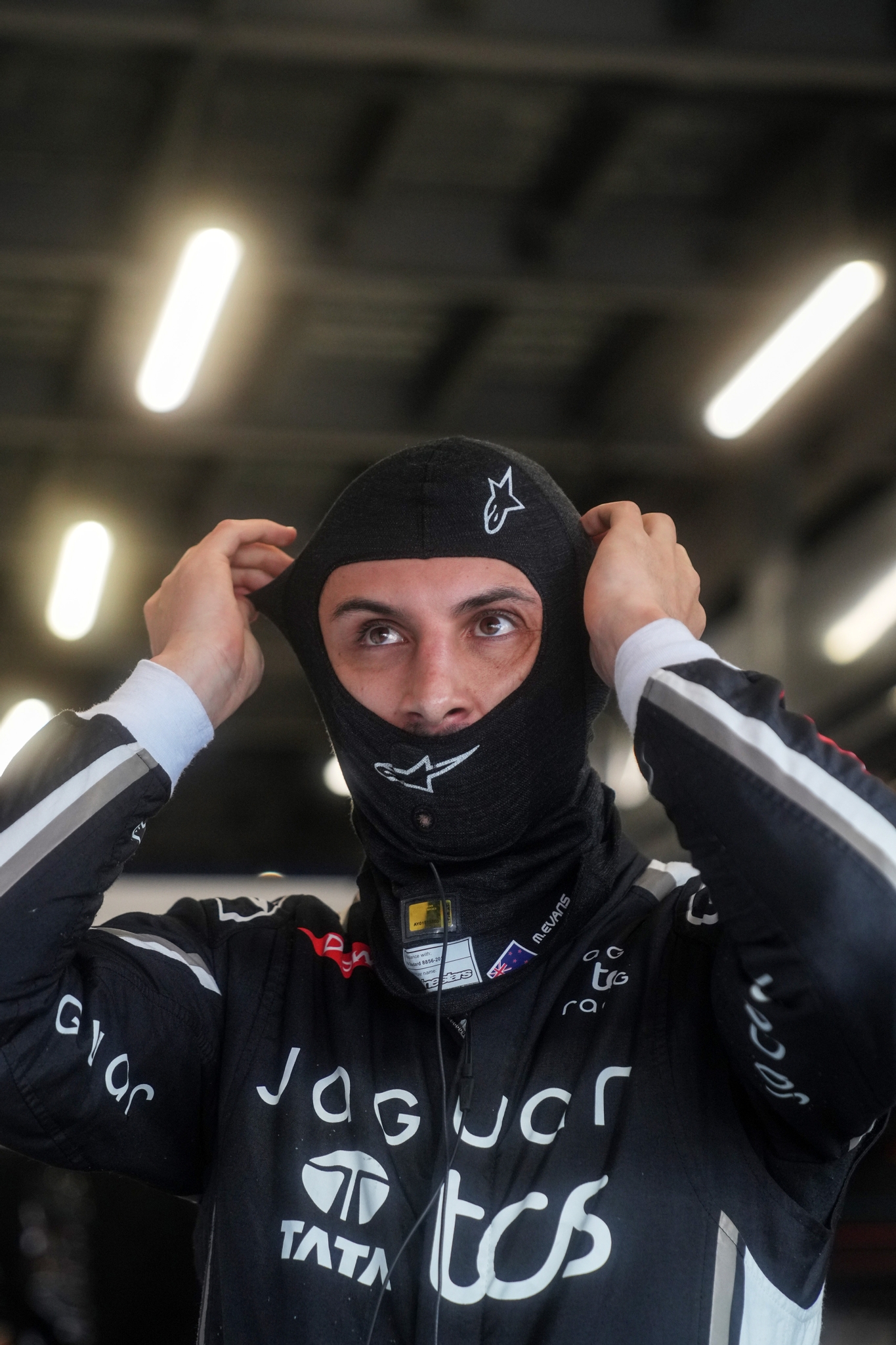JEDDAH, SAUDI ARABIA - FEBRUARY 13: Mitch Evans de Nueva Zelanda and Jaguar TCS Racing se prepara para conducir en el garaje durante qualifying, previo al Jeddah E-Prix, Ronda 4 del Campeonato Mundial ABB FIA de Fórmula E 2026 en el Circuito de la Corniche de Jeddah el 13 de febrero de 2026 en Jeddah, Arabia Saudita. (Foto: Oscar Lumley/LAT Images)