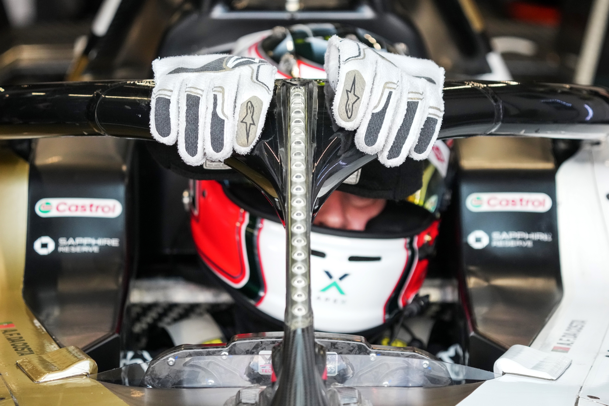 JEDDAH, SAUDI ARABIA - FEBRUARY 13: A detailed view of the gloves of Antonio Felix da Costa de Portugal and Jaguar TCS Racing (not pictured) during qualifying, previo al Jeddah E-Prix, Ronda 4 del Campeonato Mundial ABB FIA de Fórmula E 2026 en el Circuito de la Corniche de Jeddah el 13 de febrero de 2026 en Jeddah, Arabia Saudita. (Foto: Jed Leicester/LAT Images)