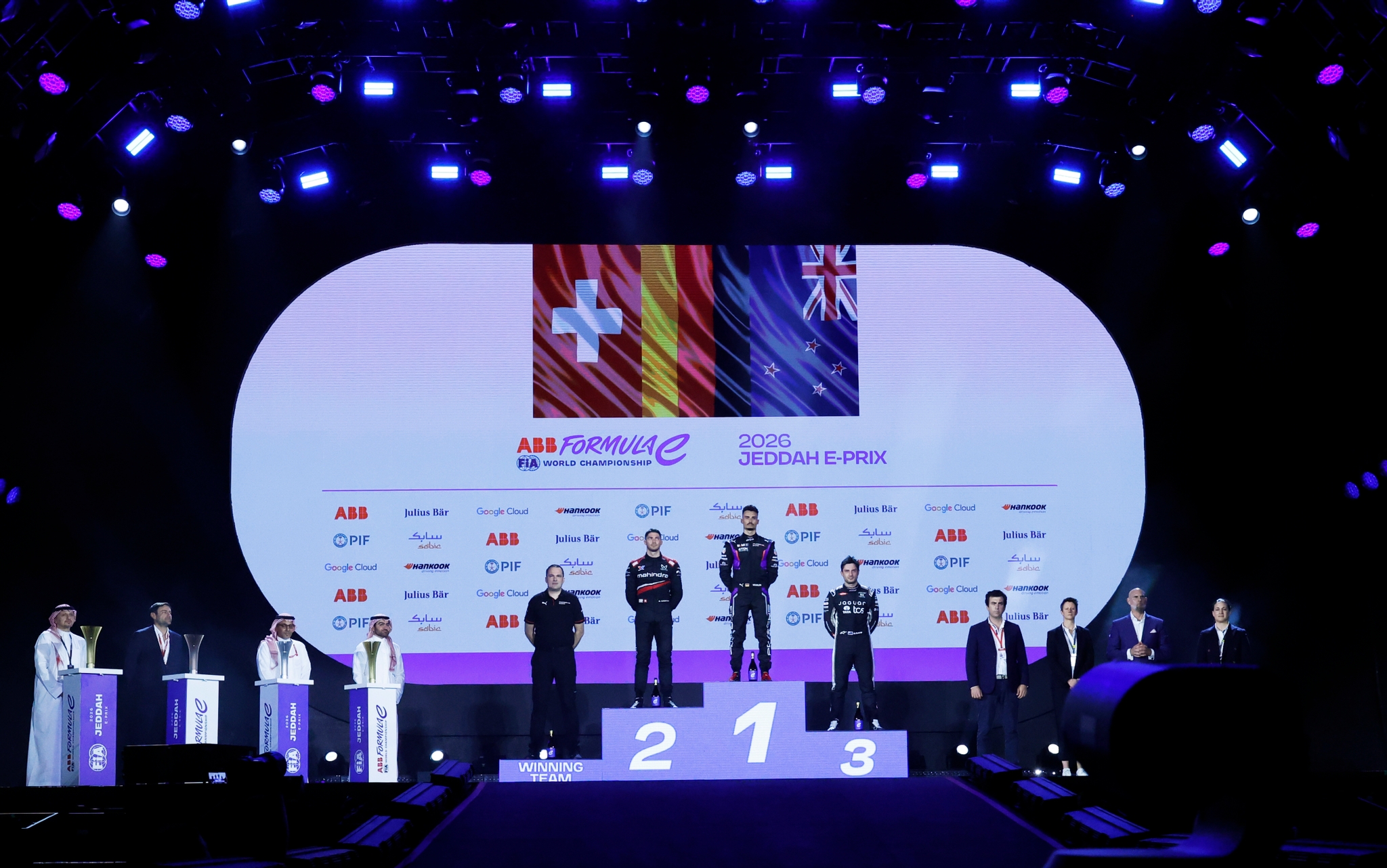 JEDDAH, SAUDI ARABIA - FEBRUARY 13: El ganador de la carrera, Pascal Wehrlein de Alemania y el equipo Porsche Formula E, Florian Modlinger, Team Principal of Porsche Formula E Team, El segundo lugar, Edoardo Mortara de Suiza and Mahindra Racing and El tercer lugar, Mitch Evans de Nueva Zelanda and Jaguar TCS Racing en el podio durante the Jeddah E-Prix, Round 4 of the 2026 FIA Formula E World Championship en el Circuito de la Corniche de Jeddah el 13 de febrero de 2026 en Jeddah, Arabia Saudita. (Foto: Jordan McKean/LAT Images)