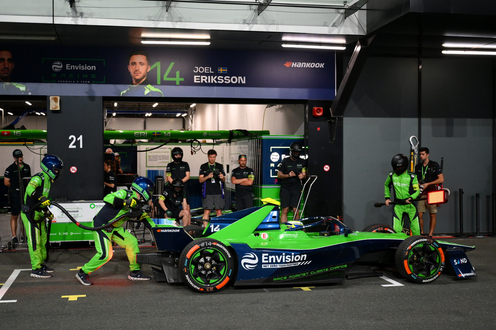 JEDDAH, SAUDI ARABIA - FEBRUARY 13: Joel Eriksson de Suecia driving the (14) Envision Racing Jaguar I-TYPE 7 makes a pitstop during the Jeddah E-Prix, Round 4 of the 2026 FIA Formula E World Championship en el Circuito de la Corniche de Jeddah el 13 de febrero de 2026 en Jeddah, Arabia Saudita. (Foto: Simon Galloway/LAT Images)