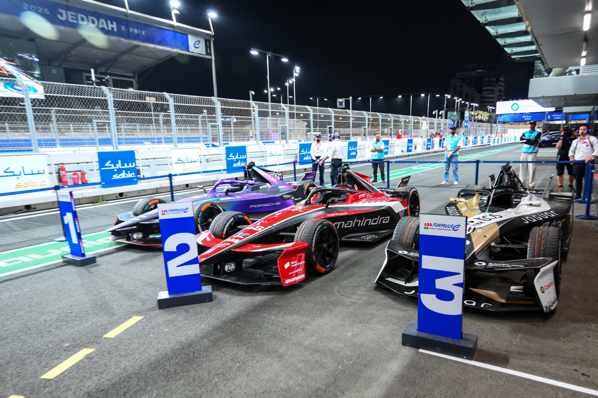 JEDDAH, SAUDI ARABIA - FEBRUARY 13: The cars of El ganador de la carrera, Pascal Wehrlein de Alemania y el equipo Porsche Formula E, El segundo lugar, Edoardo Mortara de Suiza and Mahindra Racing and El tercer lugar, Mitch Evans de Nueva Zelanda and Jaguar TCS Racing in parc ferme during the Jeddah E-Prix, Round 4 of the 2026 FIA Formula E World Championship en el Circuito de la Corniche de Jeddah el 13 de febrero de 2026 en Jeddah, Arabia Saudita. (Foto: Simon Galloway/LAT Images)