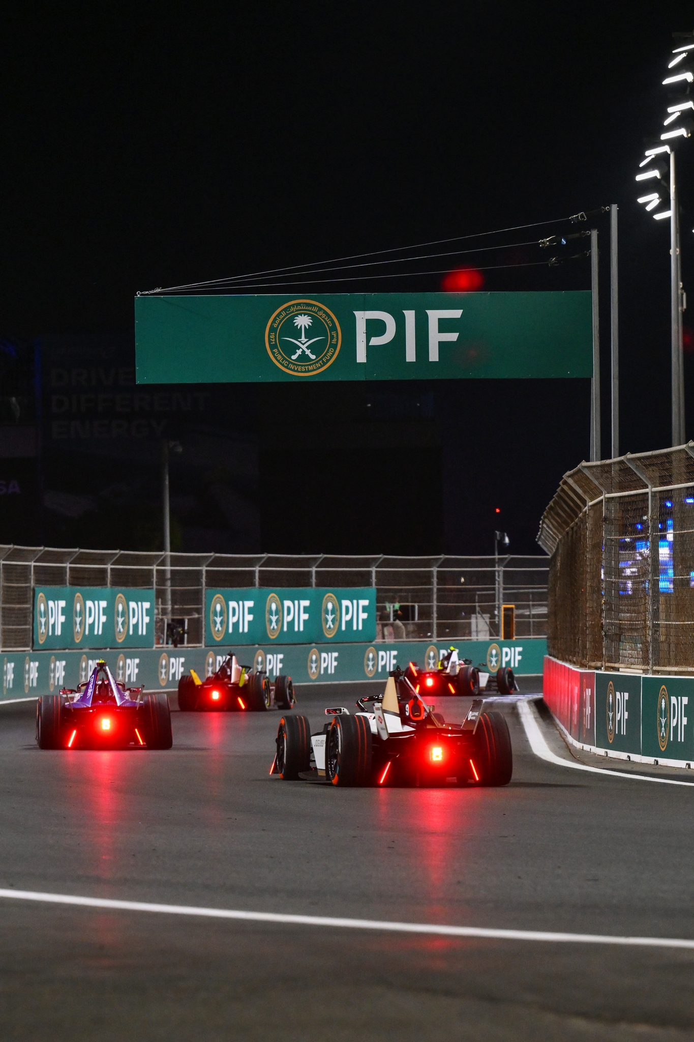 JEDDAH, SAUDI ARABIA - FEBRUARY 13: Mitch Evans de Nueva Zelanda driving the (9) Jaguar TCS Racing Jaguar I-TYPE 7 chases after the pack during the Jeddah E-Prix, Round 4 of the 2026 FIA Formula E World Championship en el Circuito de la Corniche de Jeddah el 13 de febrero de 2026 en Jeddah, Arabia Saudita. (Foto: Simon Galloway/LAT Images)