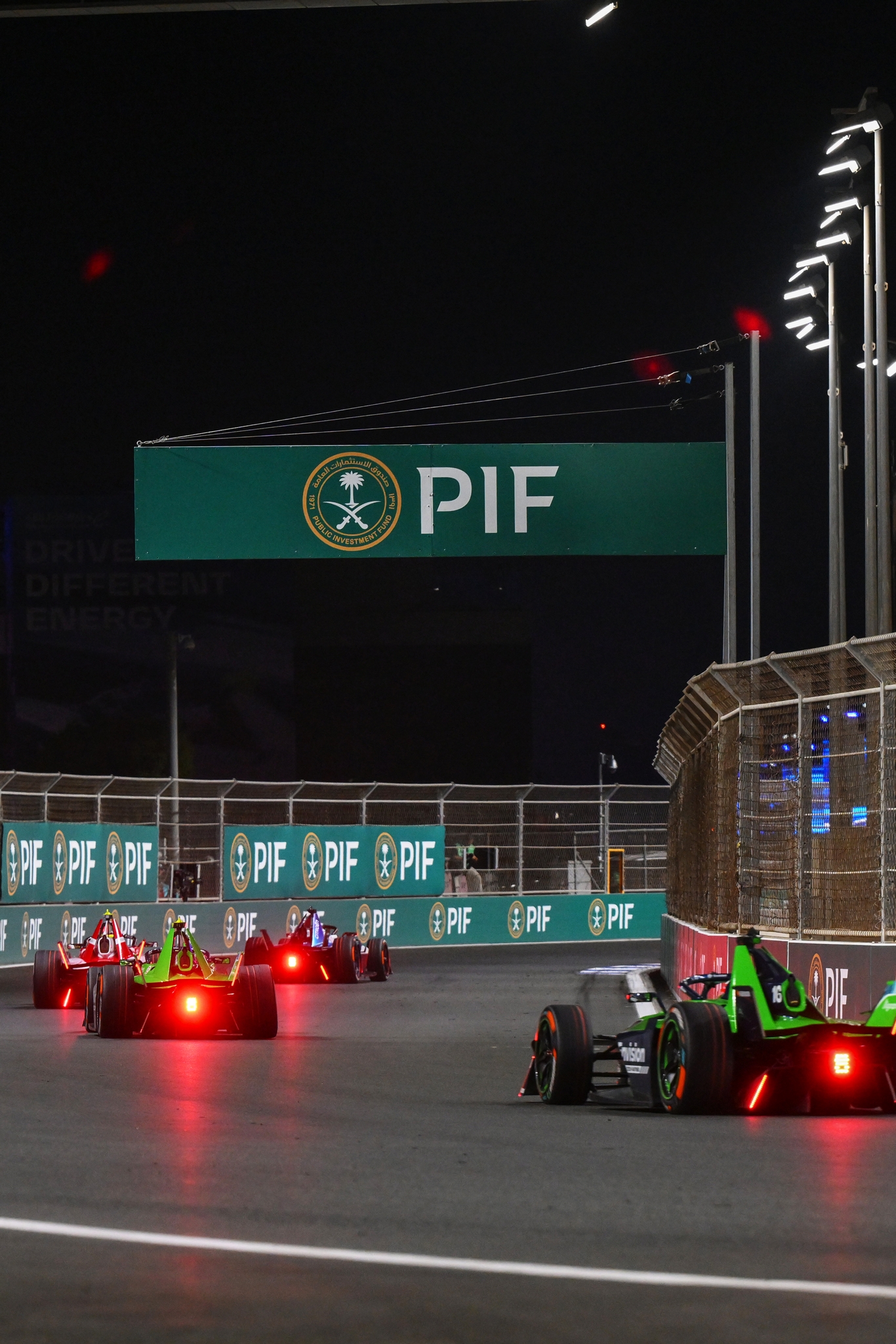 JEDDAH, SAUDI ARABIA - FEBRUARY 13: Joel Eriksson de Suecia conduciendo el Envision Racing Jaguar I-TYPE 7 (No. 14) en pista durante el Jeddah E-Prix, Round 4 of the 2026 FIA Formula E World Championship en el Circuito de la Corniche de Jeddah el 13 de febrero de 2026 en Jeddah, Arabia Saudita. (Foto: Simon Galloway/LAT Images)