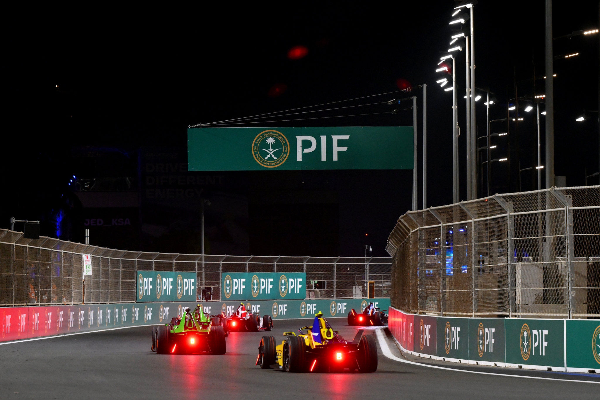 JEDDAH, SAUDI ARABIA - FEBRUARY 13: Sebastien Buemi de Suiza driving the (16) Envision Racing Jaguar I-TYPE 7 chases after the pack during the Jeddah E-Prix, Round 4 of the 2026 FIA Formula E World Championship en el Circuito de la Corniche de Jeddah el 13 de febrero de 2026 en Jeddah, Arabia Saudita. (Foto: Simon Galloway/LAT Images)