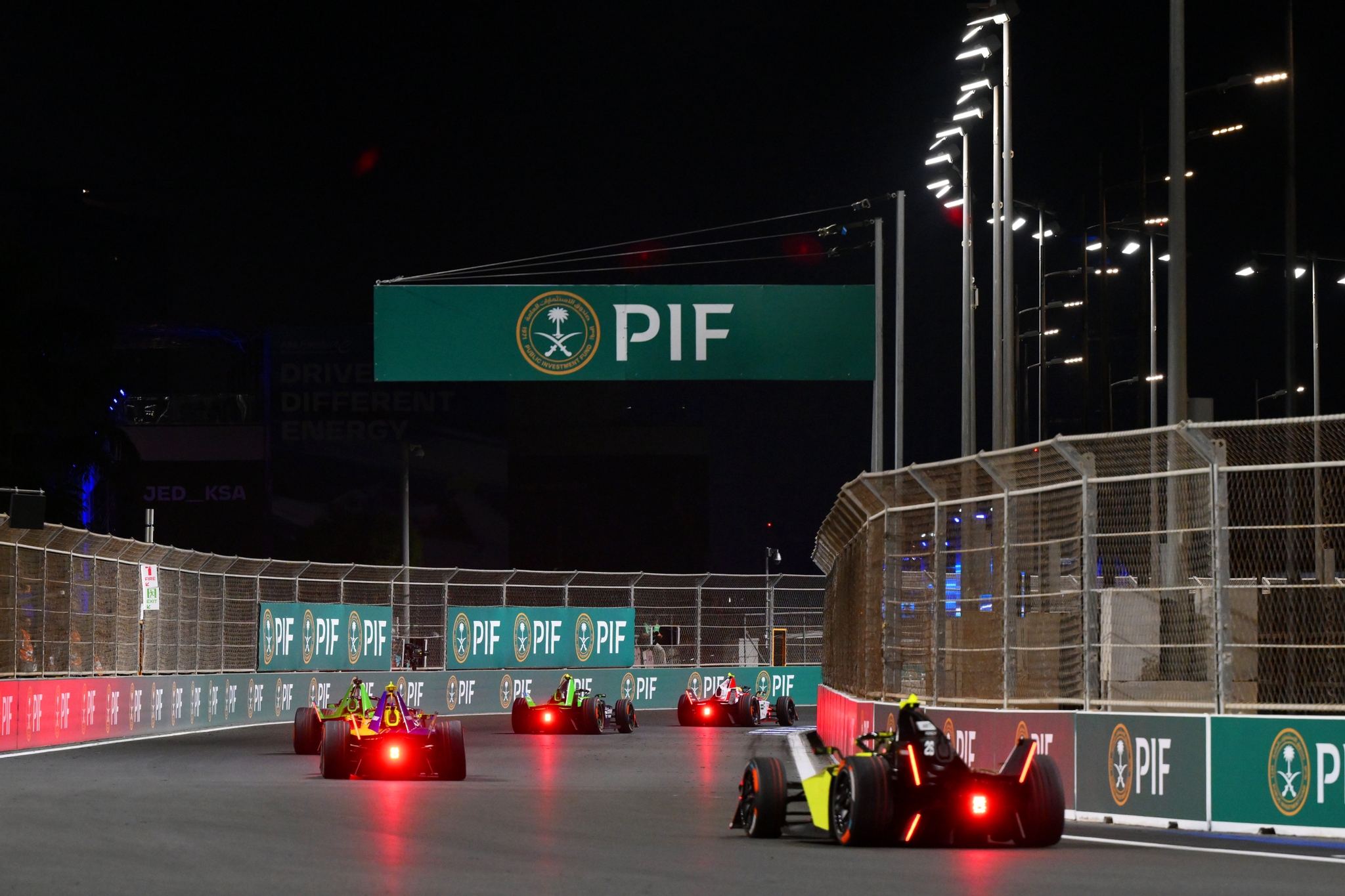 JEDDAH, SAUDI ARABIA - FEBRUARY 13: Lucas di Grassi de Brasil driving the (11) Lola Yamaha ABT Formula E Team Lola-Yamaha T001 chases after the pack during the Jeddah E-Prix, Round 4 of the 2026 FIA Formula E World Championship en el Circuito de la Corniche de Jeddah el 13 de febrero de 2026 en Jeddah, Arabia Saudita. (Foto: Simon Galloway/LAT Images)