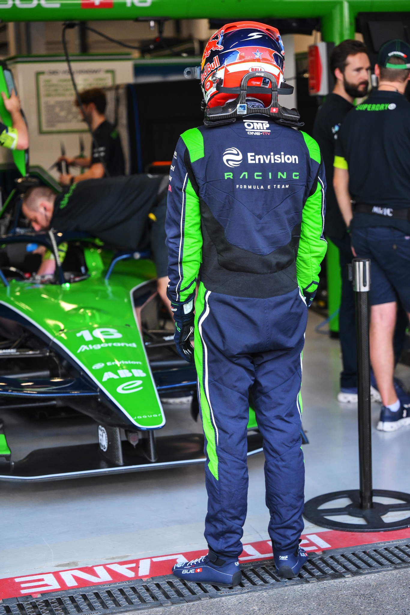 JEDDAH, SAUDI ARABIA - FEBRUARY 13: Sebastien Buemi de Suiza and Envision Racing observa en el Pitlane durante qualifying, previo al Jeddah E-Prix, Ronda 4 del Campeonato Mundial ABB FIA de Fórmula E 2026 en el Circuito de la Corniche de Jeddah el 13 de febrero de 2026 en Jeddah, Arabia Saudita. (Foto: Simon Galloway/LAT Images)