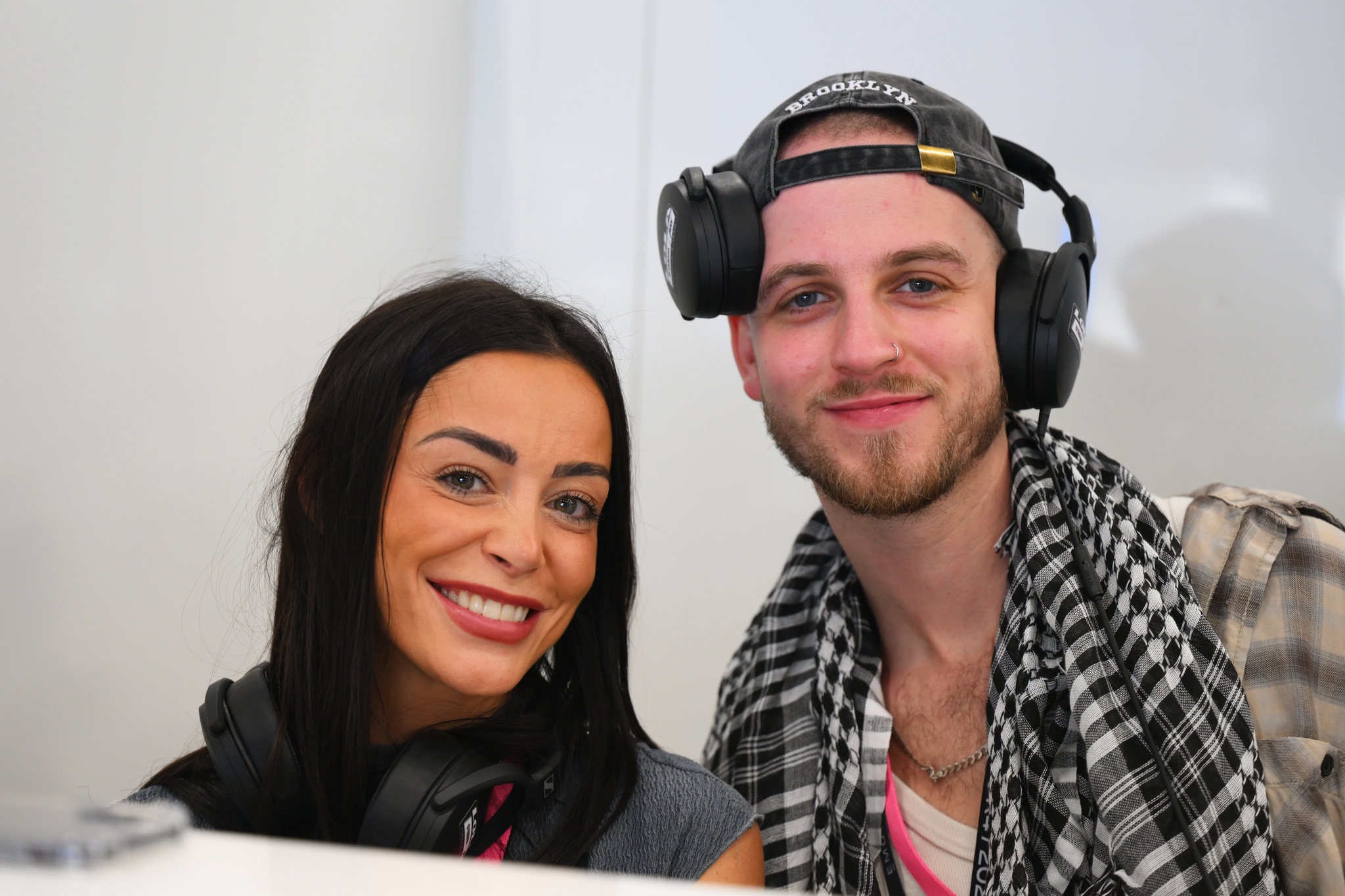 JEDDAH, SAUDI ARABIA - FEBRUARY 13: Ria Bish, content creator, looks on in the Lola Yamaha ABT Formula E Team garage during qualifying, previo al Jeddah E-Prix, Ronda 4 del Campeonato Mundial ABB FIA de Fórmula E 2026 en el Circuito de la Corniche de Jeddah el 13 de febrero de 2026 en Jeddah, Arabia Saudita. (Foto: Simon Galloway/LAT Images)