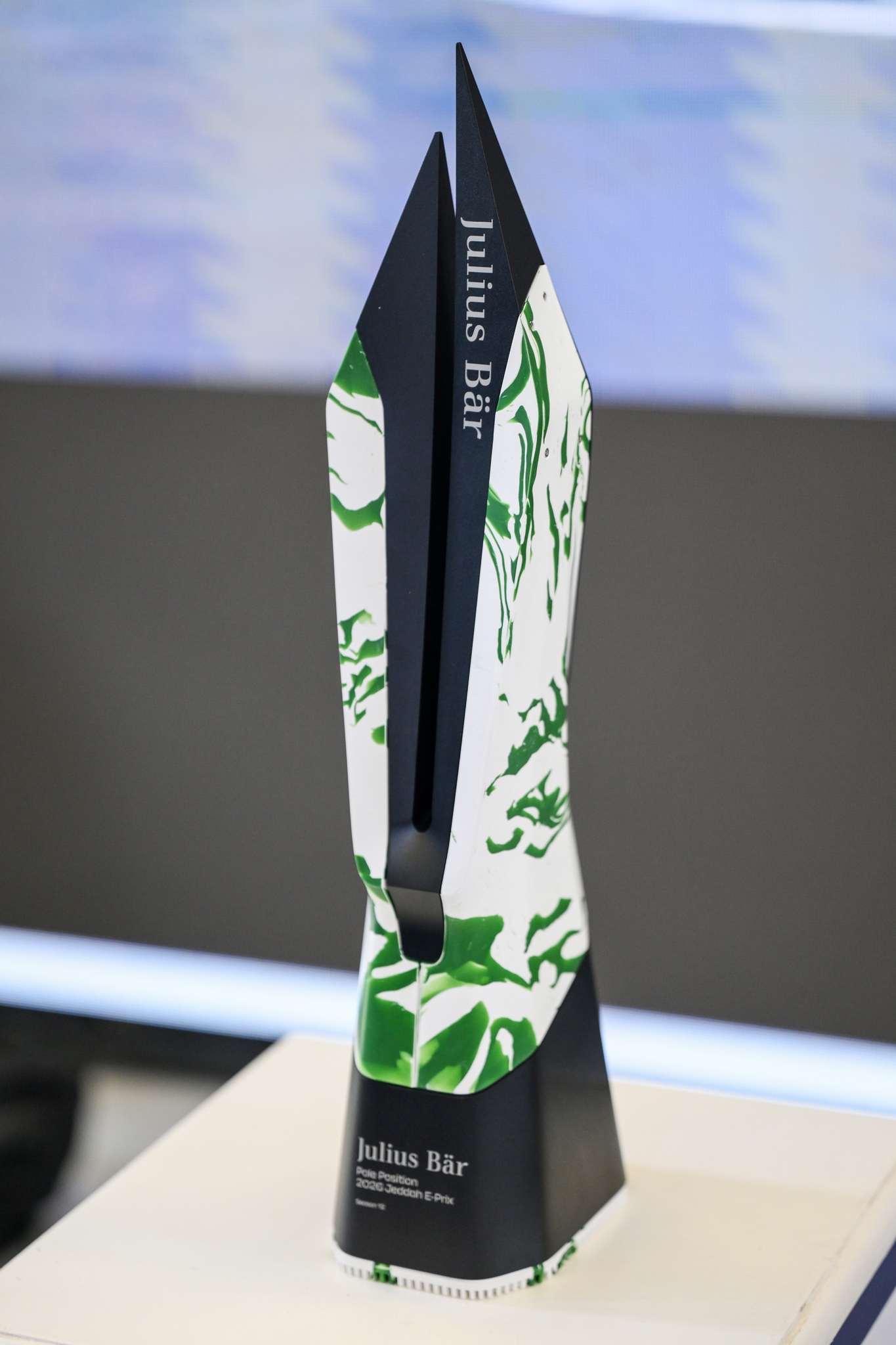 JEDDAH, SAUDI ARABIA - FEBRUARY 13: A detailed view of the Julius Baer Pole Position Award during qualifying, previo al Jeddah E-Prix, Ronda 4 del Campeonato Mundial ABB FIA de Fórmula E 2026 en el Circuito de la Corniche de Jeddah el 13 de febrero de 2026 en Jeddah, Arabia Saudita. (Foto: Simon Galloway/LAT Images)