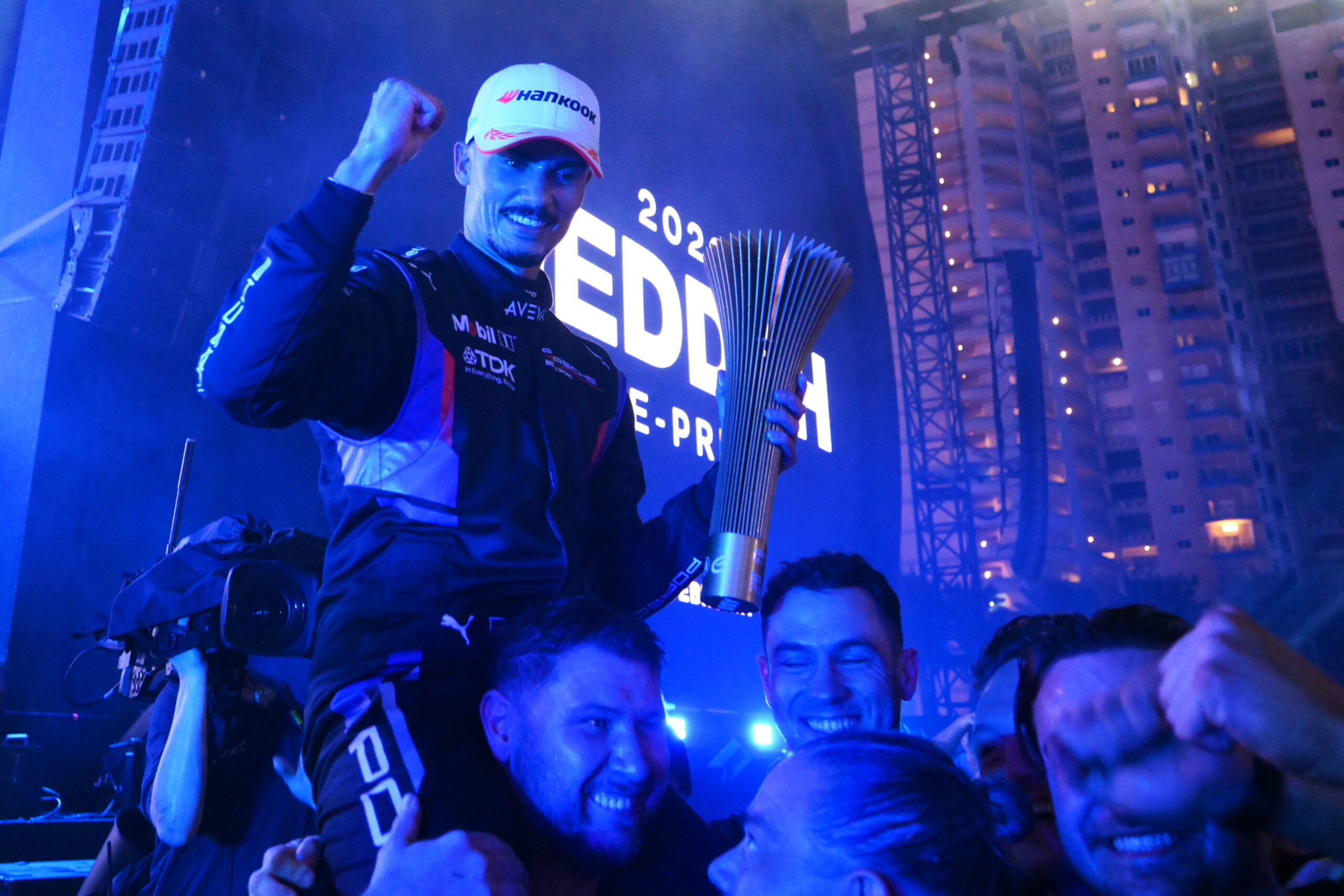 Pascal Wehrlein celebra con su equipo en el podio del Jeddah E-Prix R04