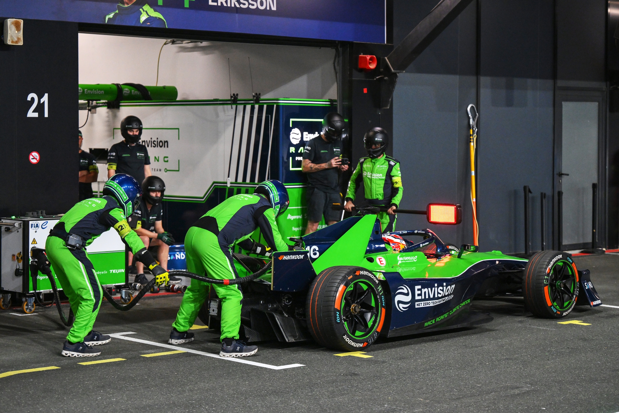 El equipo Envision Racing ejecuta una parada de PIT BOOST durante la temporada 2024/25 de la FÓRMULA E. © Formula E