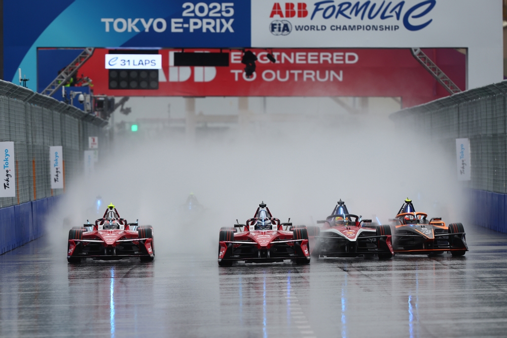 Oliver Rowland (Nissan Formula E Team) lidera el pelotón en el E-Prix de Tokio 2025. | Crédito: Joe Portlock / LAT Images