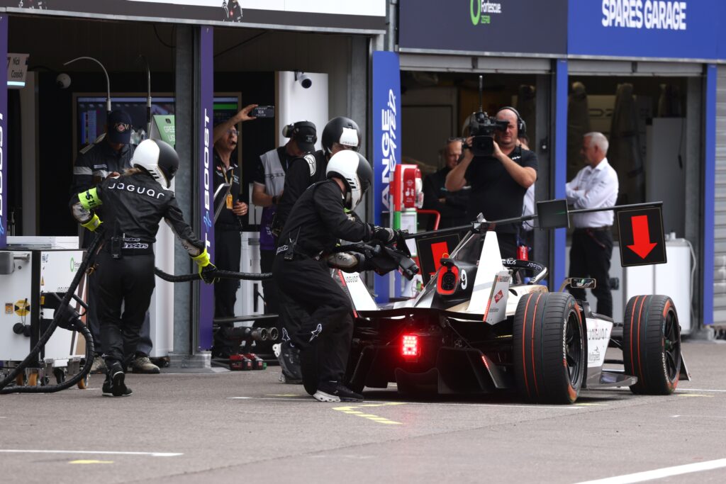 El equipo Jaguar TCS Racing realiza una parada de PIT BOOST con el cargador rápido Fortescue Zero visible al fondo. © Formula E