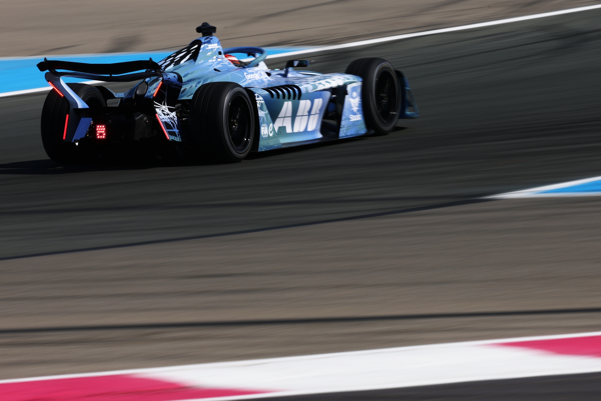 LE CASTELLET, FRANCIA - 21 DE ABRIL: James Rossiter de Gran Bretaña conduciendo el auto GEN4 de Fórmula E en la pista durante el lanzamiento de Fórmula E GEN4 en el Circuito Paul Ricard el 21 de abril de 2026 en Le Castellet, Francia. (Foto de Simon Galloway/LAT Images) (© Formula E / FIA)