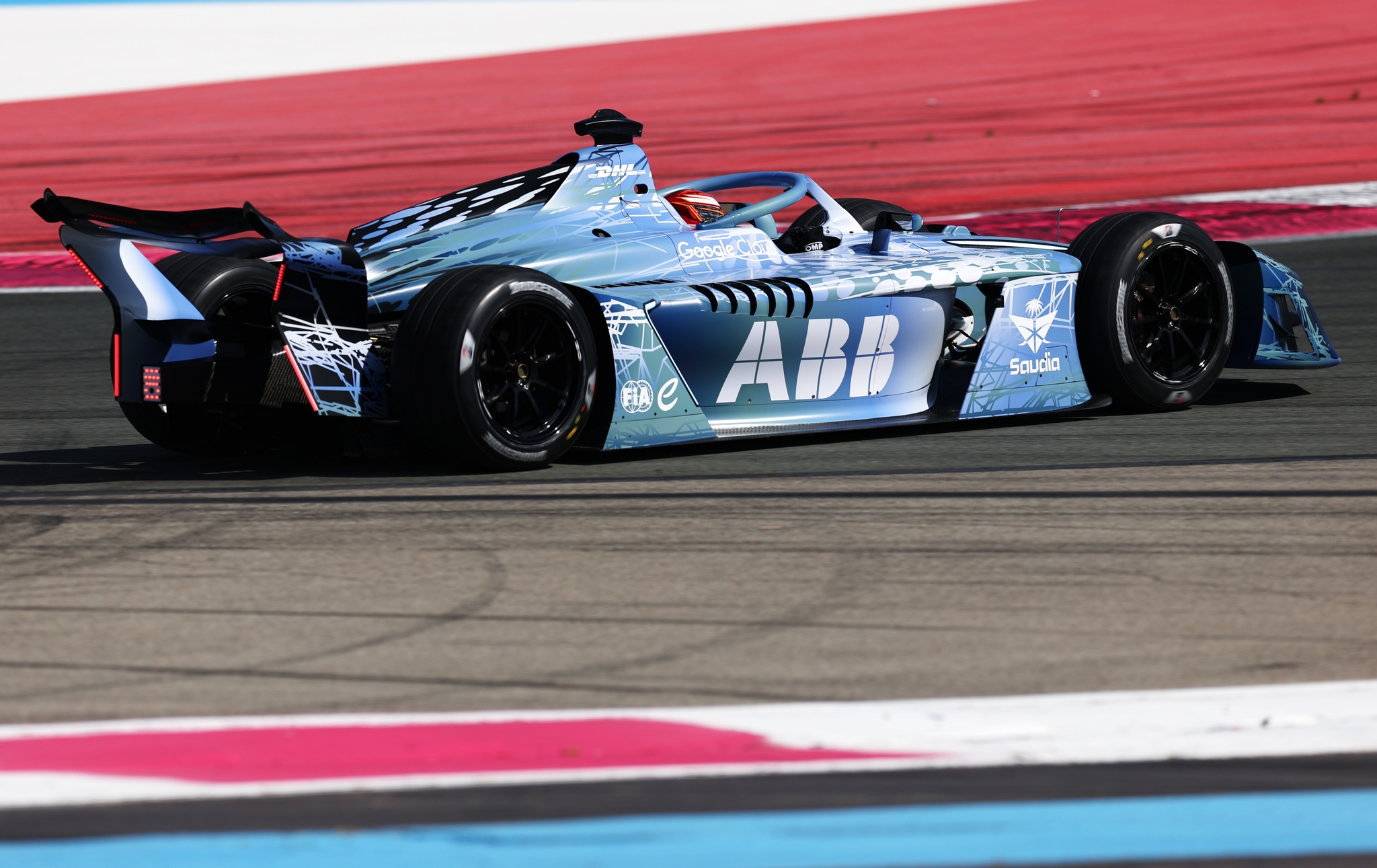 LE CASTELLET, FRANCIA - 21 DE ABRIL: James Rossiter de Gran Bretaña conduciendo el auto GEN4 de Fórmula E en la pista durante el lanzamiento de Fórmula E GEN4 en el Circuito Paul Ricard el 21 de abril de 2026 en Le Castellet, Francia. (Foto de Simon Galloway/LAT Images) (© Formula E / FIA)