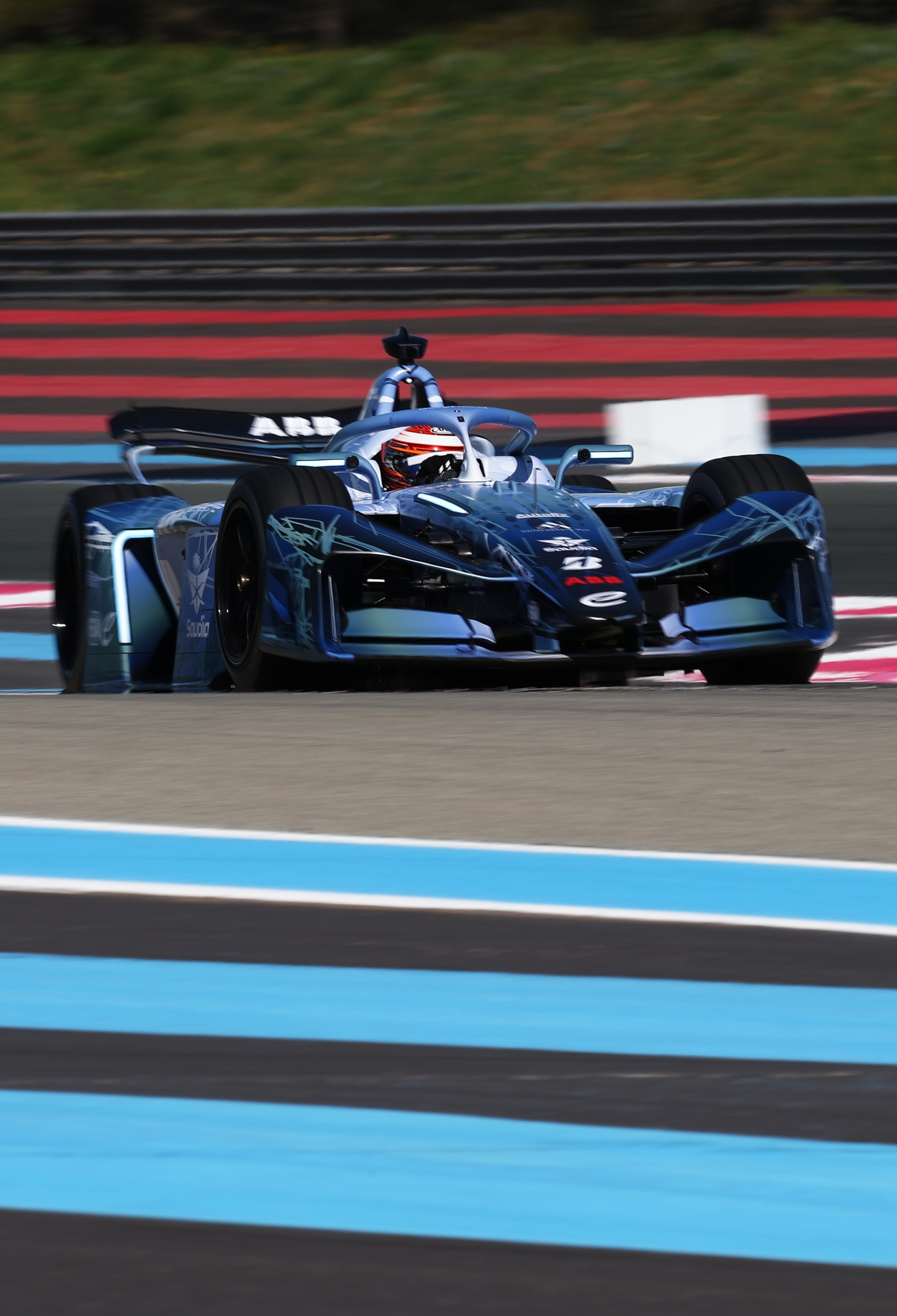 LE CASTELLET, FRANCIA - 21 DE ABRIL: James Rossiter de Gran Bretaña conduciendo el auto GEN4 de Fórmula E en la pista durante el lanzamiento de Fórmula E GEN4 en el Circuito Paul Ricard el 21 de abril de 2026 en Le Castellet, Francia. (Foto de Simon Galloway/LAT Images) (© Formula E / FIA)