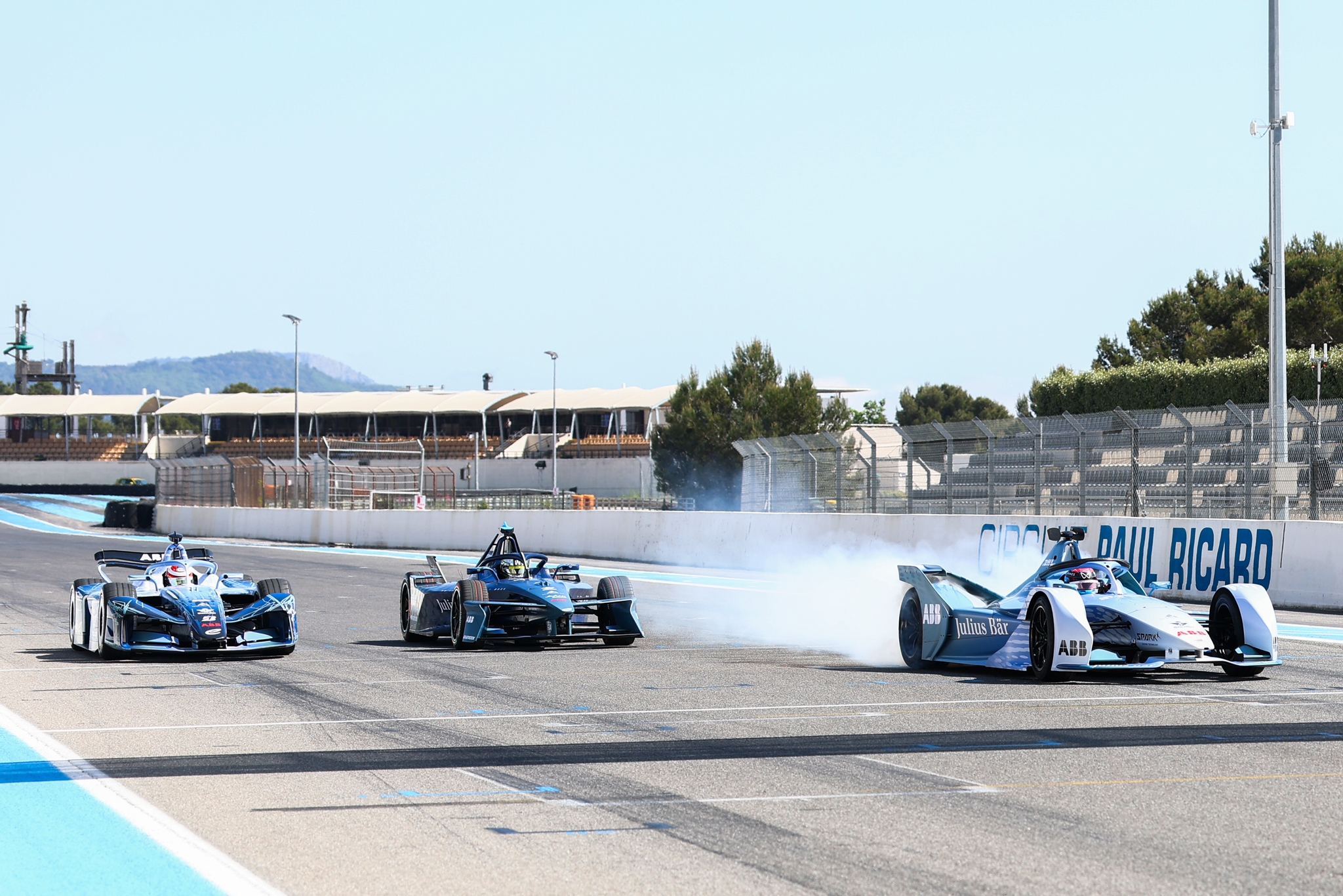 LE CASTELLET, FRANCIA - 21 DE ABRIL: Nyck de Vries de Holanda, conduciendo el auto GEN2 de Fórmula E, se quema en la parrilla durante el lanzamiento de Fórmula E GEN4 en el Circuito Paul Ricard el 21 de abril de 2026 en Le Castellet, Francia. (Foto de Simon Galloway/LAT Images) (Foto: Simon Galloway/LAT Images)