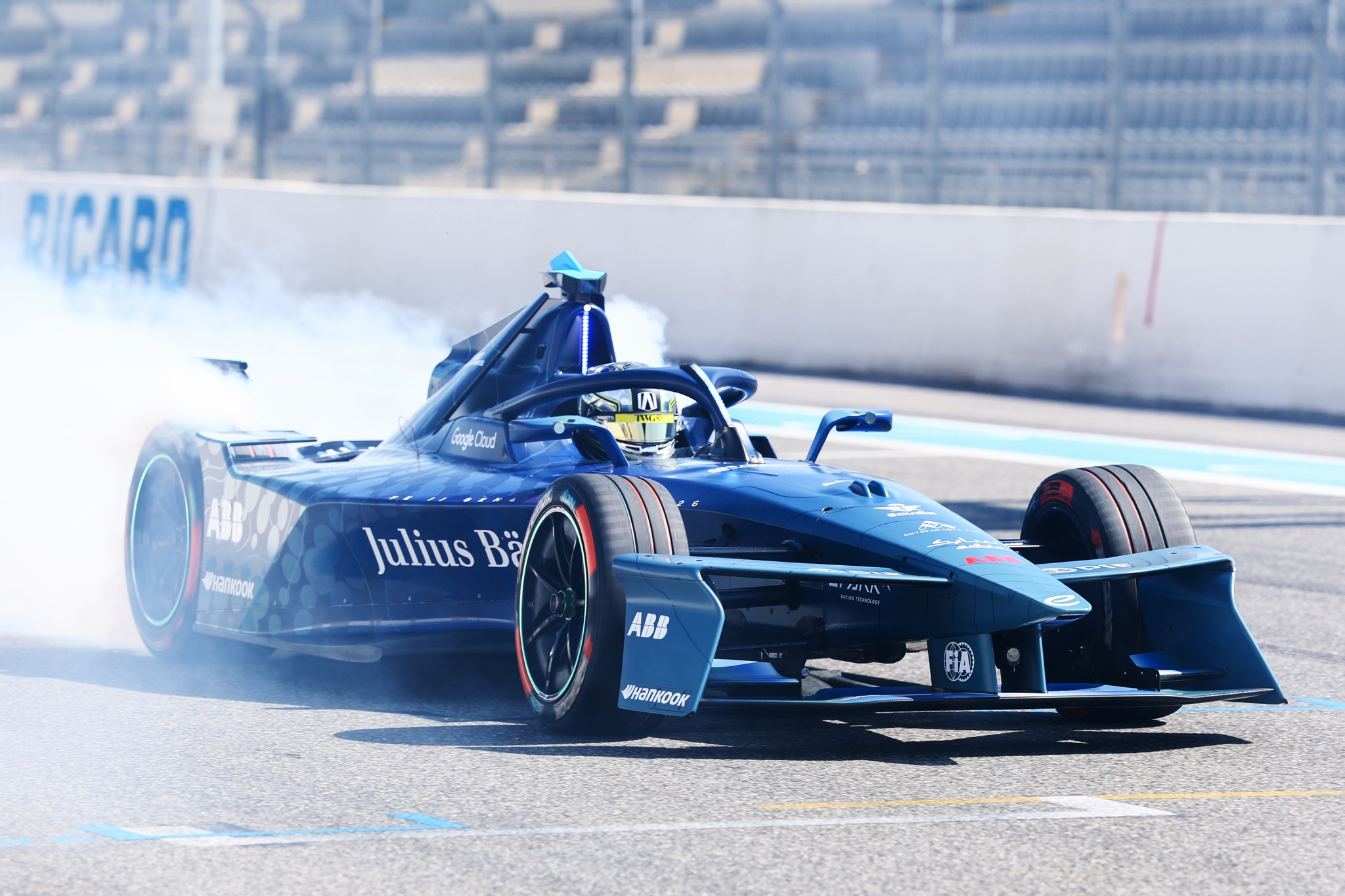 LE CASTELLET, FRANCIA - 21 DE ABRIL: Jake Dennis de Gran Bretaña, conduciendo el auto GEN3 de Fórmula E, se quema en la parrilla durante el lanzamiento de Fórmula E GEN4 en el Circuito Paul Ricard el 21 de abril de 2026 en Le Castellet, Francia. (Foto de Simon Galloway/LAT Images) (Foto: Simon Galloway/LAT Images)