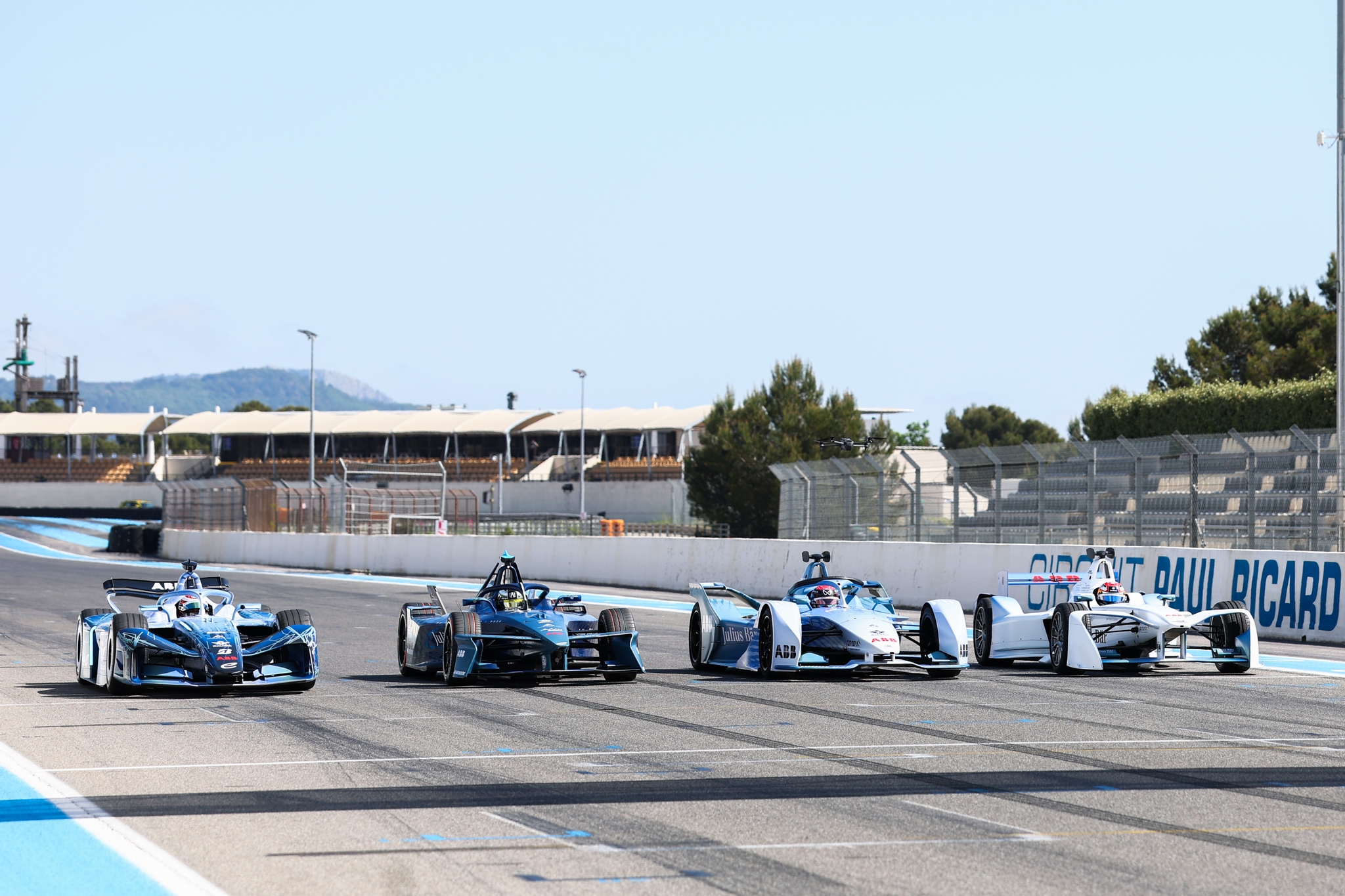LE CASTELLET, FRANCIA - 21 DE ABRIL: James Rossiter de Gran Bretaña conduciendo el auto GEN4 de Fórmula E, Jake Dennis de Gran Bretaña conduciendo el auto GEN3 de Fórmula E, Nyck de Vries de los Países Bajos conduciendo el auto GEN2 de Fórmula E y Sebastien Buemi de Suiza conduciendo el auto GEN1 de Fórmula E, se alinean en la parrilla durante el lanzamiento de Fórmula E GEN4 en el Circuito Paul Ricard el 21 de abril de 2026 en Le Castellet, Francia. (Foto de Simon Galloway/LAT Images) (Foto: Simon Galloway/LAT Images)