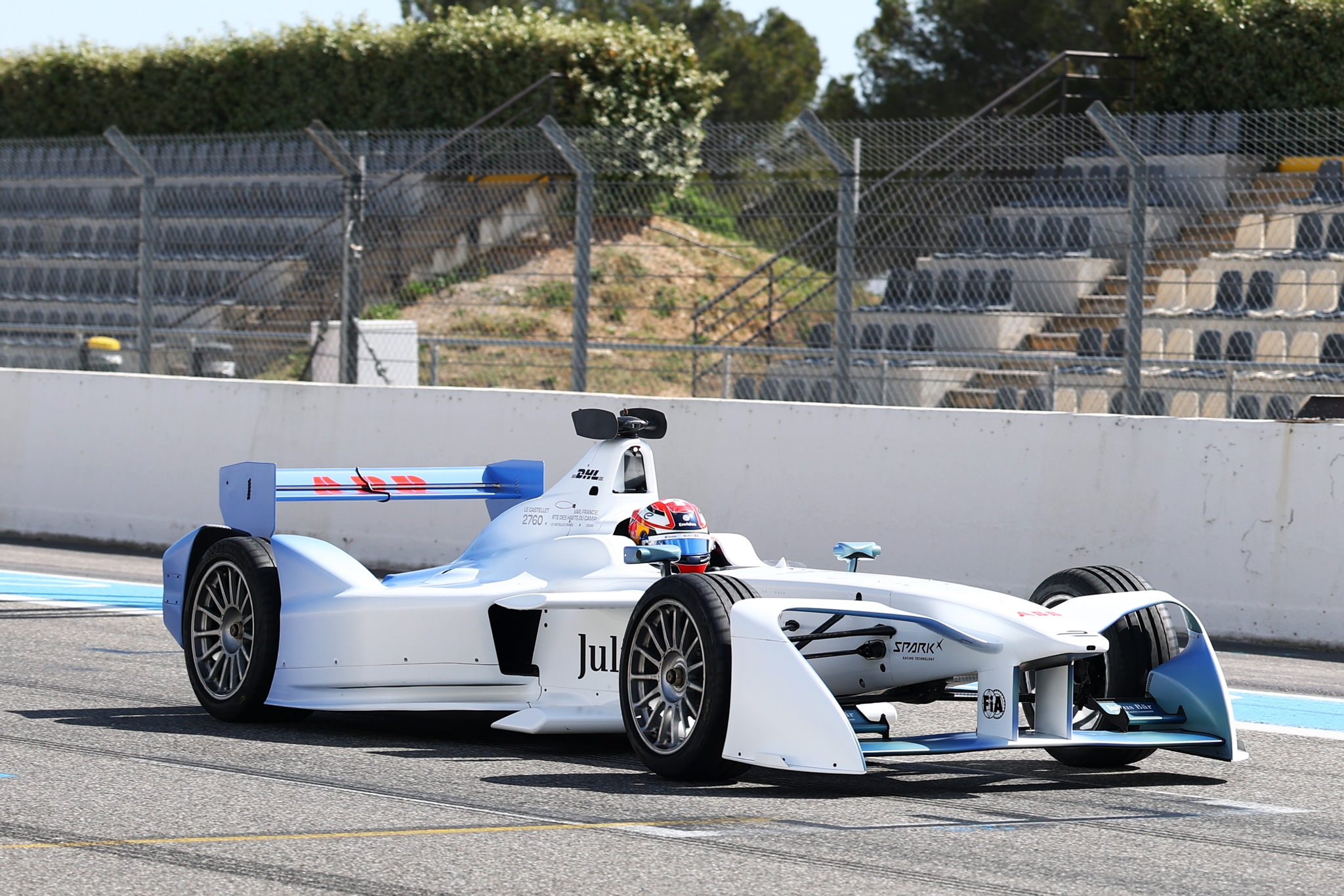 LE CASTELLET, FRANCIA - 21 DE ABRIL: Sebastien Buemi de Suiza conduciendo el auto GEN1 de Fórmula E en la pista durante el lanzamiento de Fórmula E GEN4 en el Circuito Paul Ricard el 21 de abril de 2026 en Le Castellet, Francia. (Foto de Simon Galloway/LAT Images) (Foto: Simon Galloway/LAT Images)