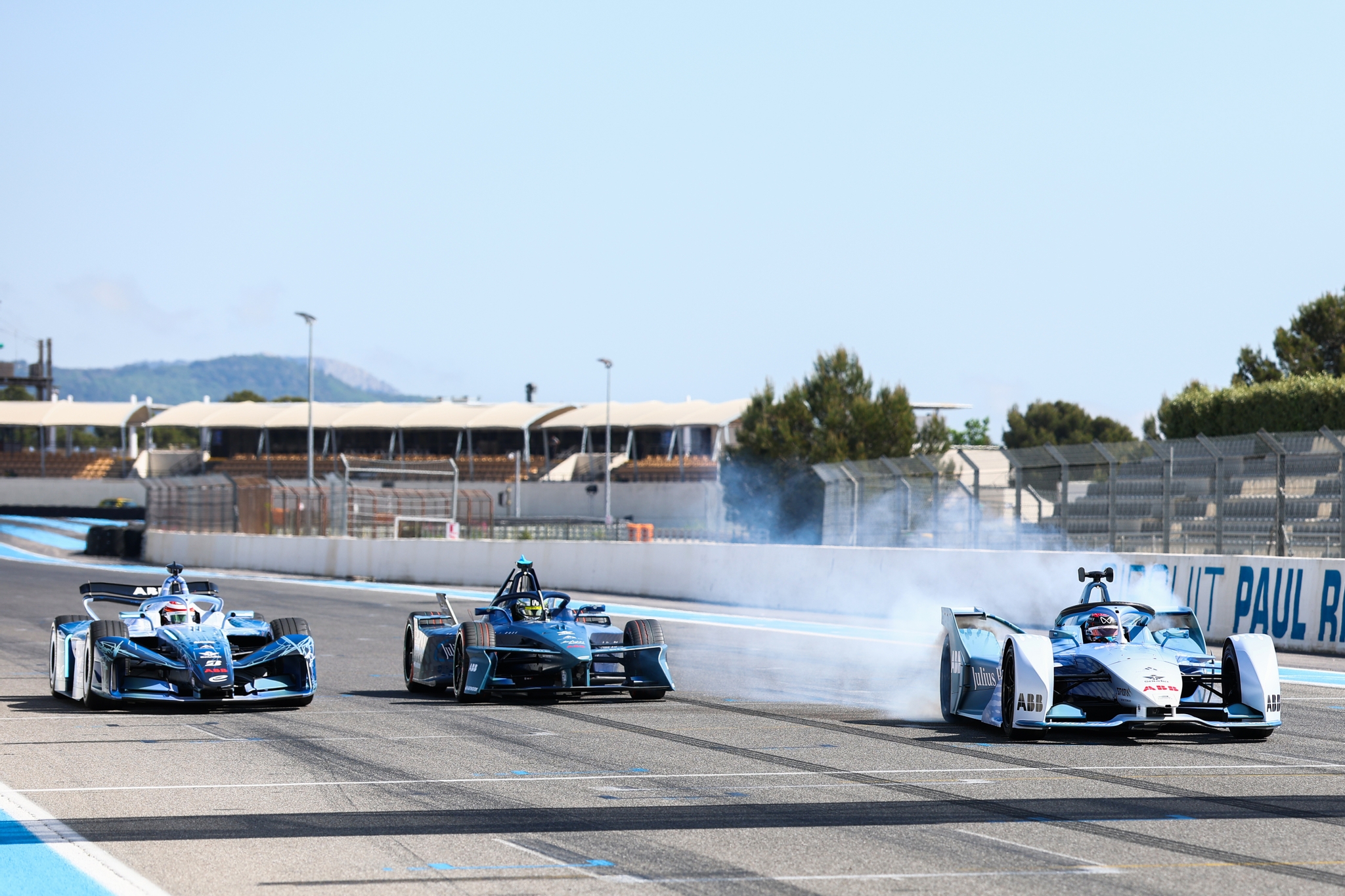 LE CASTELLET, FRANCIA - 21 DE ABRIL: Nyck de Vries de Holanda, conduciendo el auto GEN2 de Fórmula E, se quema en la parrilla durante el lanzamiento de Fórmula E GEN4 en el Circuito Paul Ricard el 21 de abril de 2026 en Le Castellet, Francia. (Foto de Simon Galloway/LAT Images) (Foto: Simon Galloway/LAT Images)