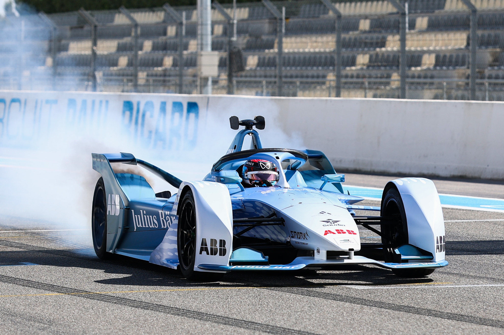 LE CASTELLET, FRANCIA - 21 DE ABRIL: Nyck de Vries de Holanda, conduciendo el auto GEN2 de Fórmula E, se quema en la parrilla durante el lanzamiento de Fórmula E GEN4 en el Circuito Paul Ricard el 21 de abril de 2026 en Le Castellet, Francia. (Foto de Simon Galloway/LAT Images) (Foto: Simon Galloway/LAT Images)