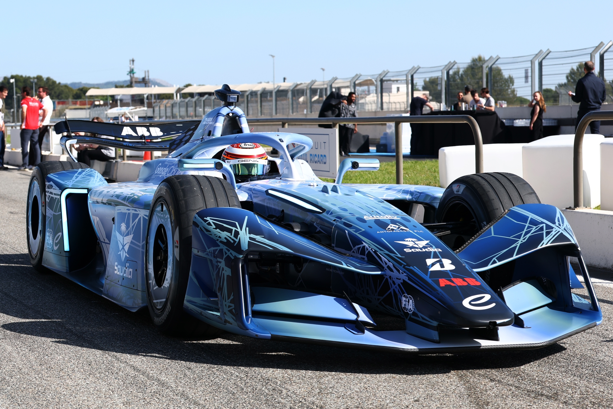 LE CASTELLET, FRANCIA - 21 DE ABRIL: James Rossiter de Gran Bretaña conduciendo el auto GEN4 de Fórmula E en el Pitlane durante el lanzamiento de Fórmula E GEN4 en el Circuito Paul Ricard el 21 de abril de 2026 en Le Castellet, Francia. (Foto de Simon Galloway/LAT Images) (Foto: Simon Galloway/LAT Images)