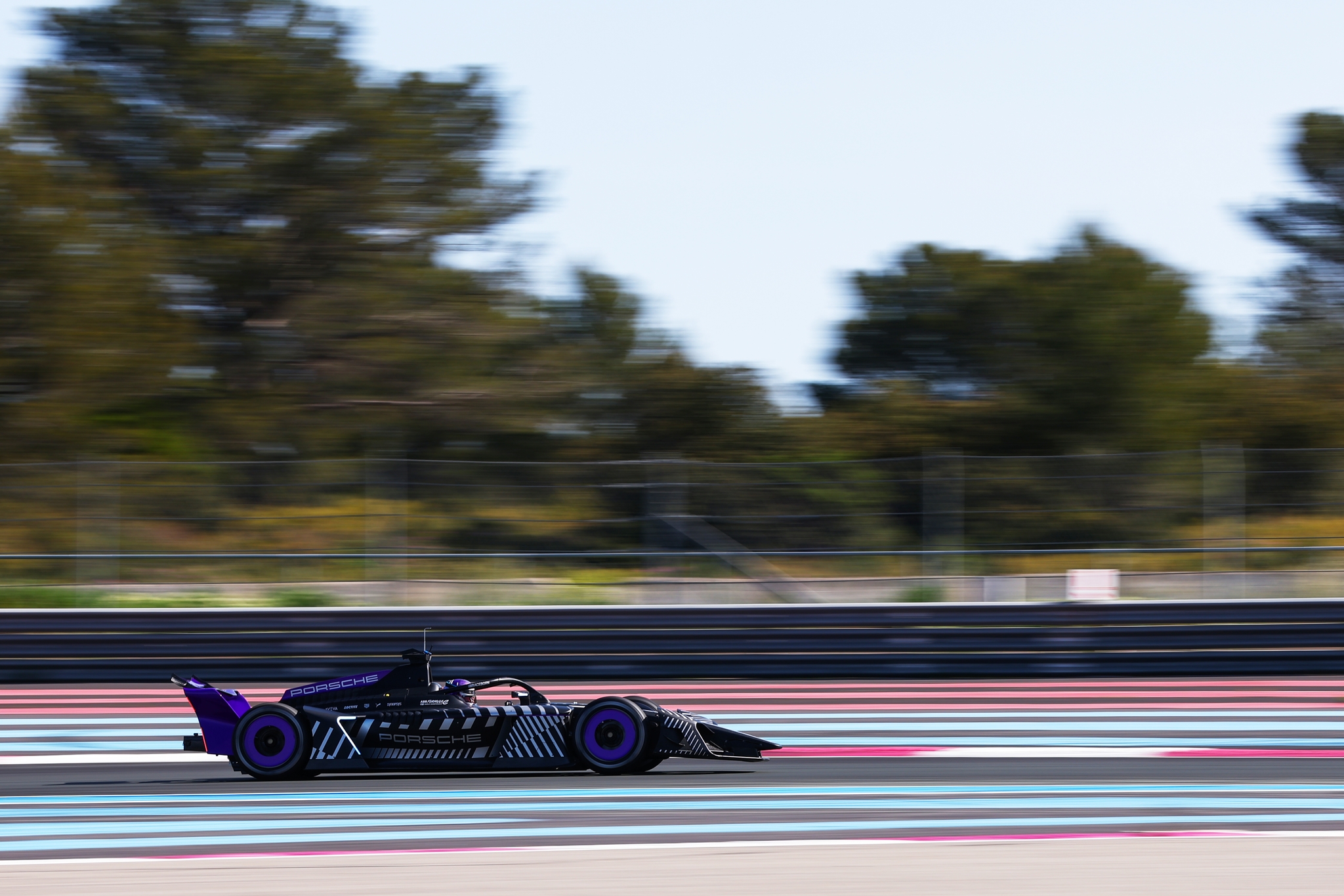LE CASTELLET, FRANCIA - 21 DE ABRIL: El coche de Fórmula E GEN4 del equipo Porsche de Fórmula E en la pista durante el lanzamiento de Fórmula E GEN4 en el circuito Paul Ricard el 21 de abril de 2026 en Le Castellet, Francia. (Foto de Simon Galloway/LAT Images) (Foto: Simon Galloway/LAT Images)
