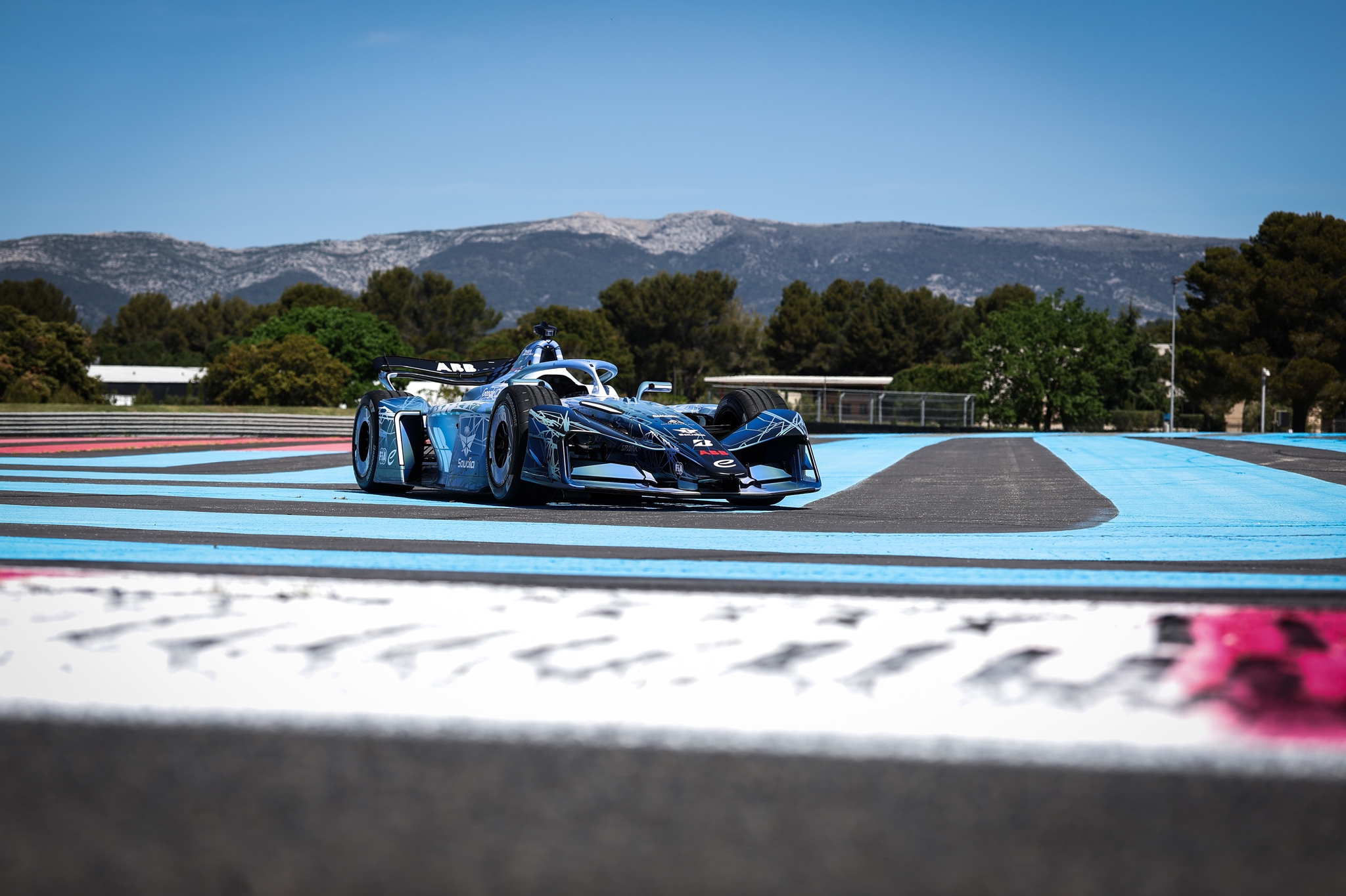 LE CASTELLET, FRANCIA - 21 DE ABRIL: Una vista general del auto GEN4 de Fórmula E durante el lanzamiento de Fórmula E GEN4 en el Circuito Paul Ricard el 21 de abril de 2026 en Le Castellet, Francia. (Foto de Simon Galloway/LAT Images) (Foto: Simon Galloway/LAT Images)