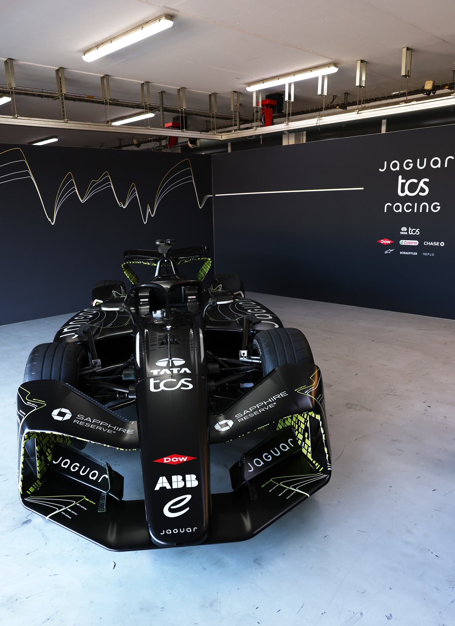 LE CASTELLET, FRANCIA - 21 DE ABRIL: Una vista detallada del auto GEN4 de Fórmula E en el garaje durante el lanzamiento de Fórmula E GEN4 en el Circuito Paul Ricard el 21 de abril de 2026 en Le Castellet, Francia. (Foto de Simon Galloway/LAT Images) (Foto: Simon Galloway/LAT Images)
