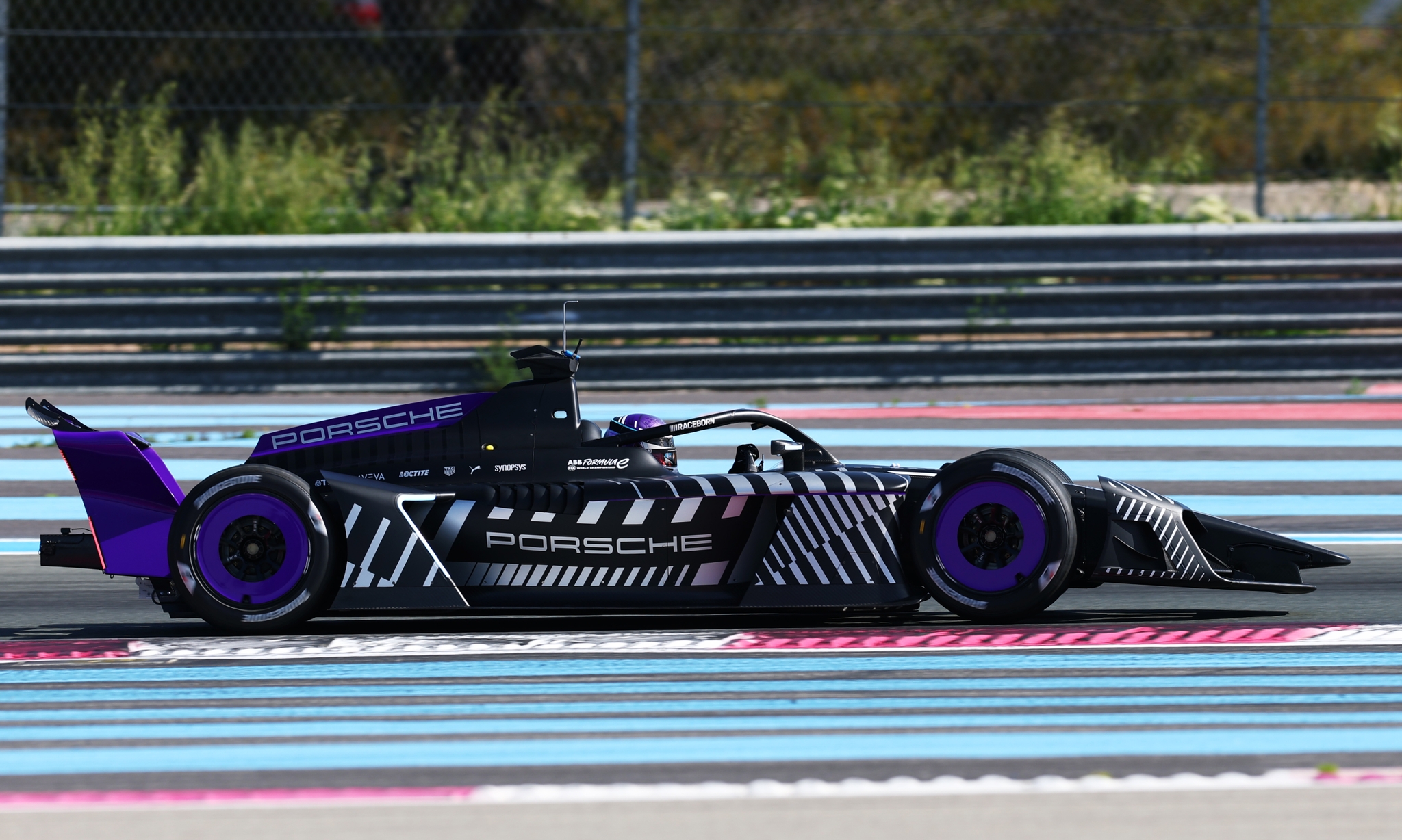 LE CASTELLET, FRANCIA - 21 DE ABRIL: El coche de Fórmula E GEN4 del equipo Porsche de Fórmula E en la pista durante el lanzamiento de Fórmula E GEN4 en el circuito Paul Ricard el 21 de abril de 2026 en Le Castellet, Francia. (Foto de Simon Galloway/LAT Images) (Foto: Simon Galloway/LAT Images)