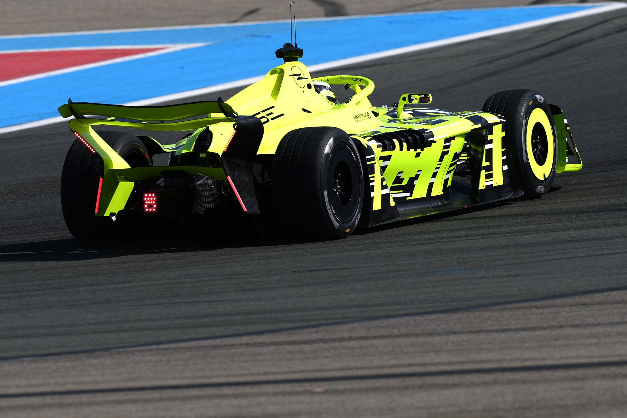 LE CASTELLET, FRANCIA - 21 DE ABRIL: Theo Pourchaire de Francia conduciendo el auto Opel GEN4 Fórmula E en la pista durante el lanzamiento de la Fórmula E GEN4 en el Circuito Paul Ricard el 21 de abril de 2026 en Le Castellet, Francia. (Foto de Simon Galloway/LAT Images) (Foto: Simon Galloway/LAT Images)